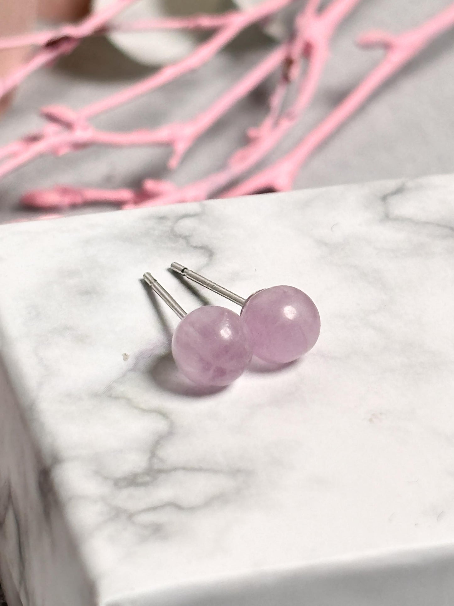 Ohrstecker mit Kunzit Perle 6mm & 925 Silber Nadel Minimalistischer Damenschmuck, moderner Ohrschmuck