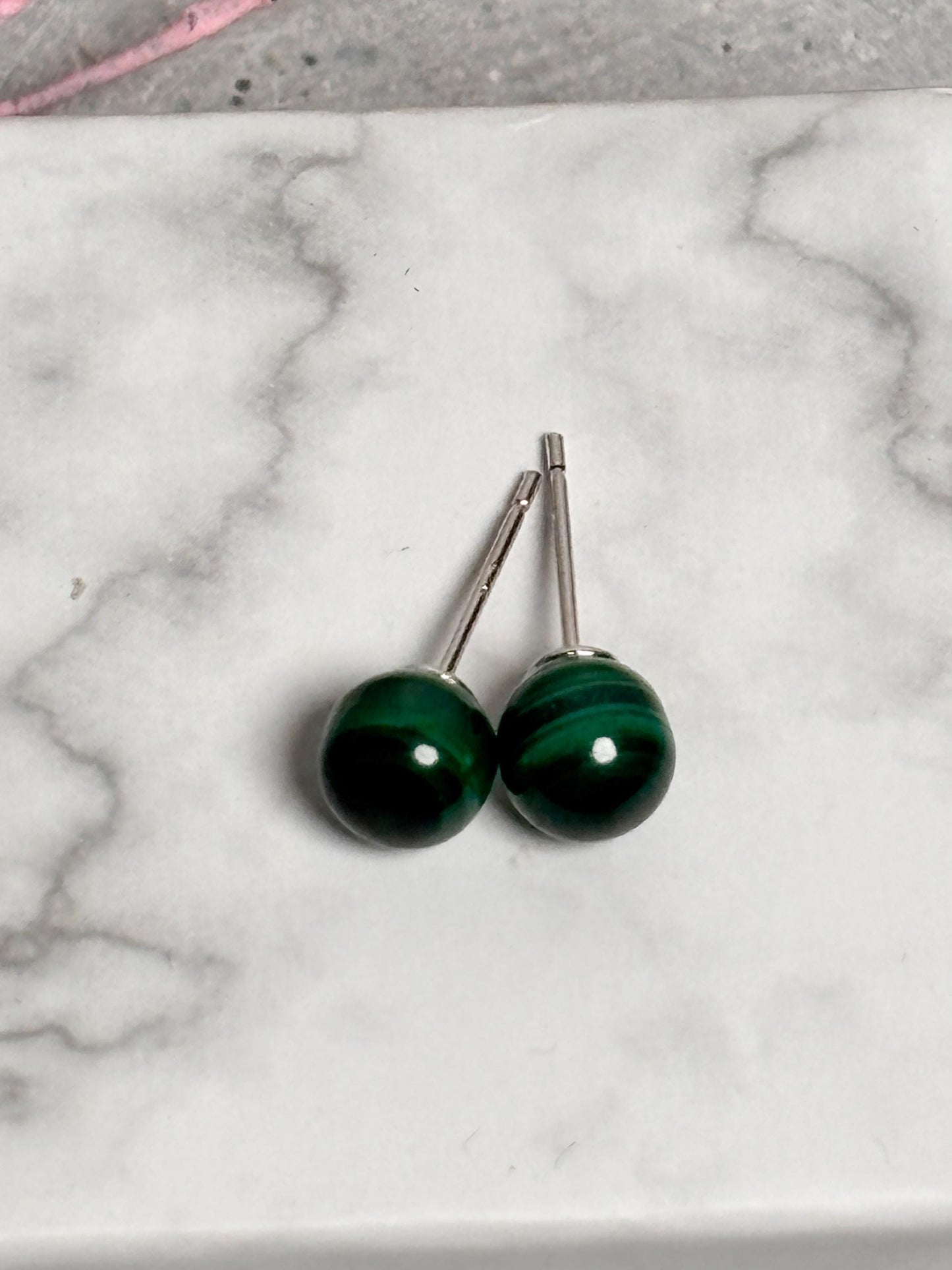 925 Silber Ohrstecker mit Malachit Perlen Natürlicher Edelsteinschmuck (7 mm)