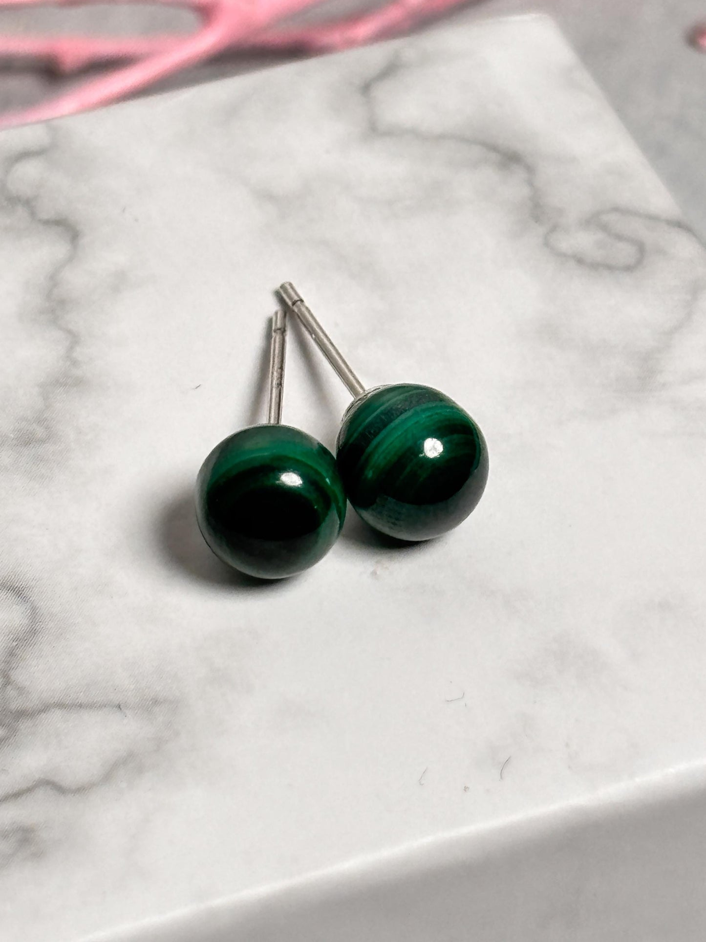 925 Silber Ohrstecker mit Malachit Perlen Natürlicher Edelsteinschmuck (7 mm)