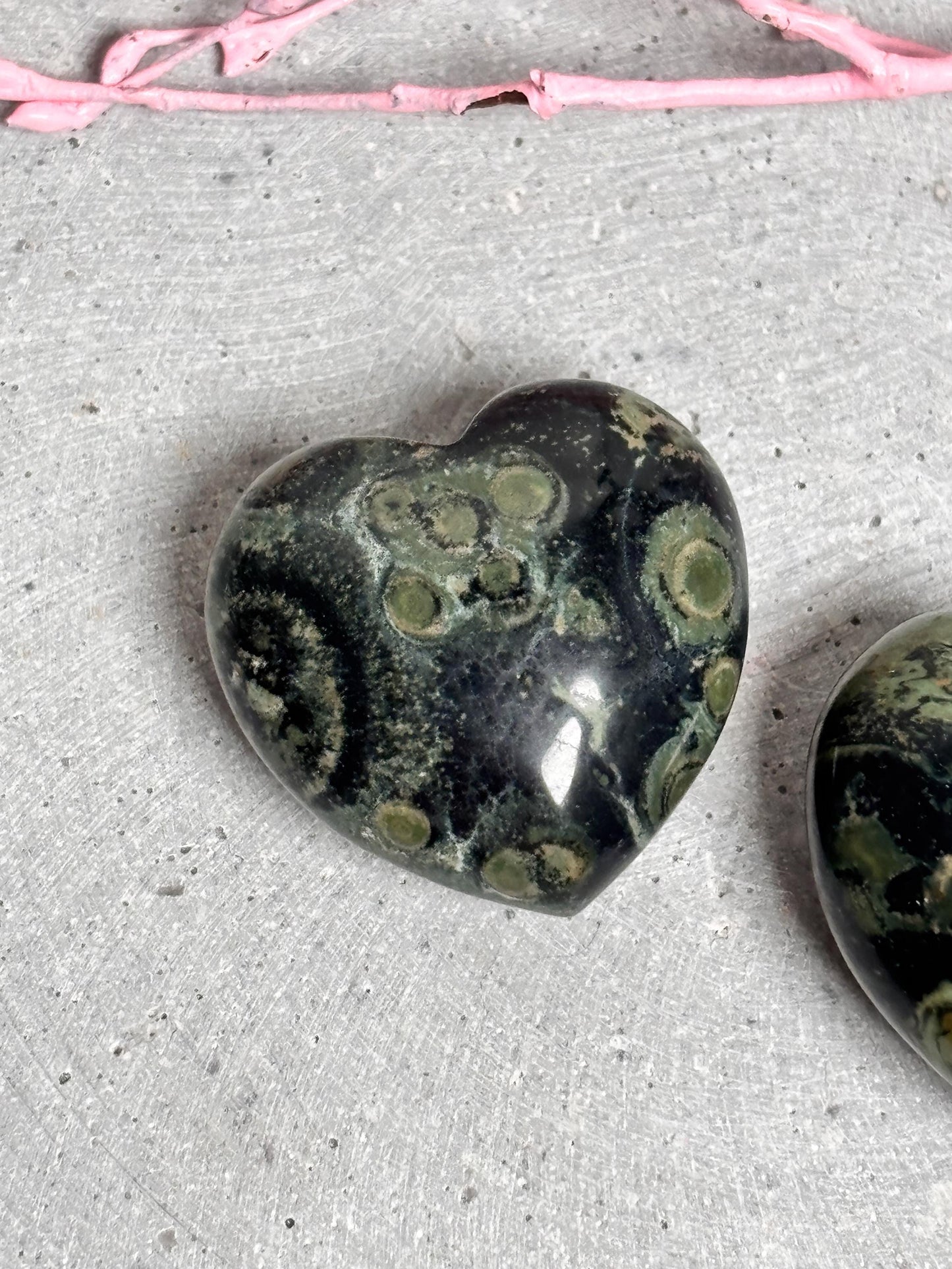Kambaba Jaspis Herz Edelstein zur Dekoration oder als Geschenk Naturstein Herz Kristall für Achtsamkeit & Erdung