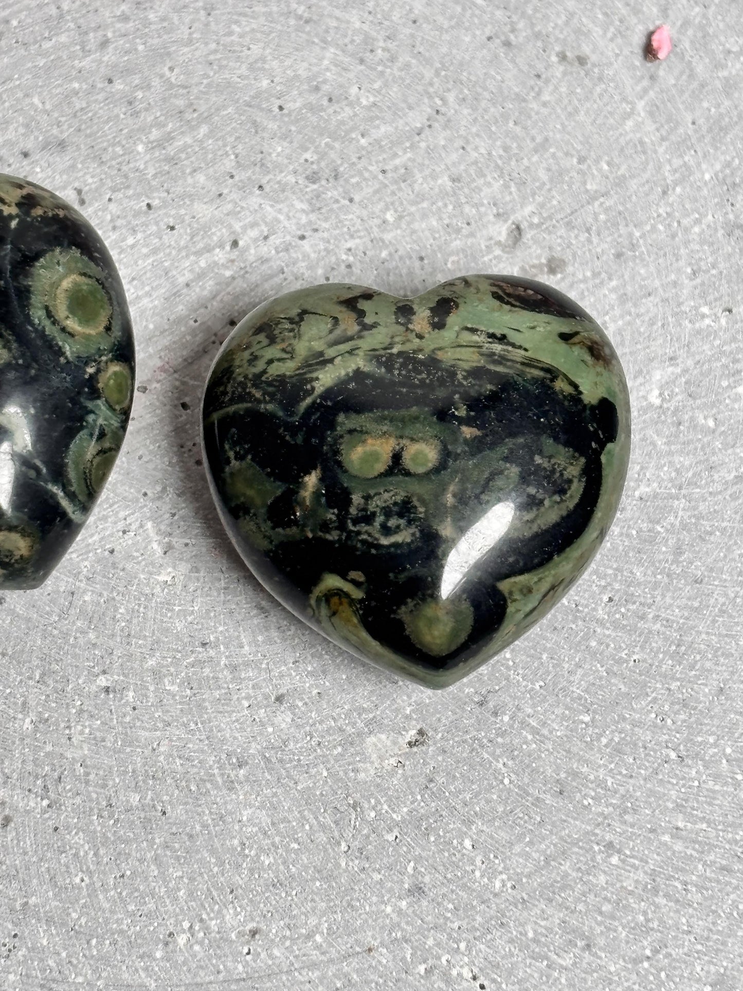 Kambaba Jaspis Herz Edelstein zur Dekoration oder als Geschenk Naturstein Herz Kristall für Achtsamkeit & Erdung