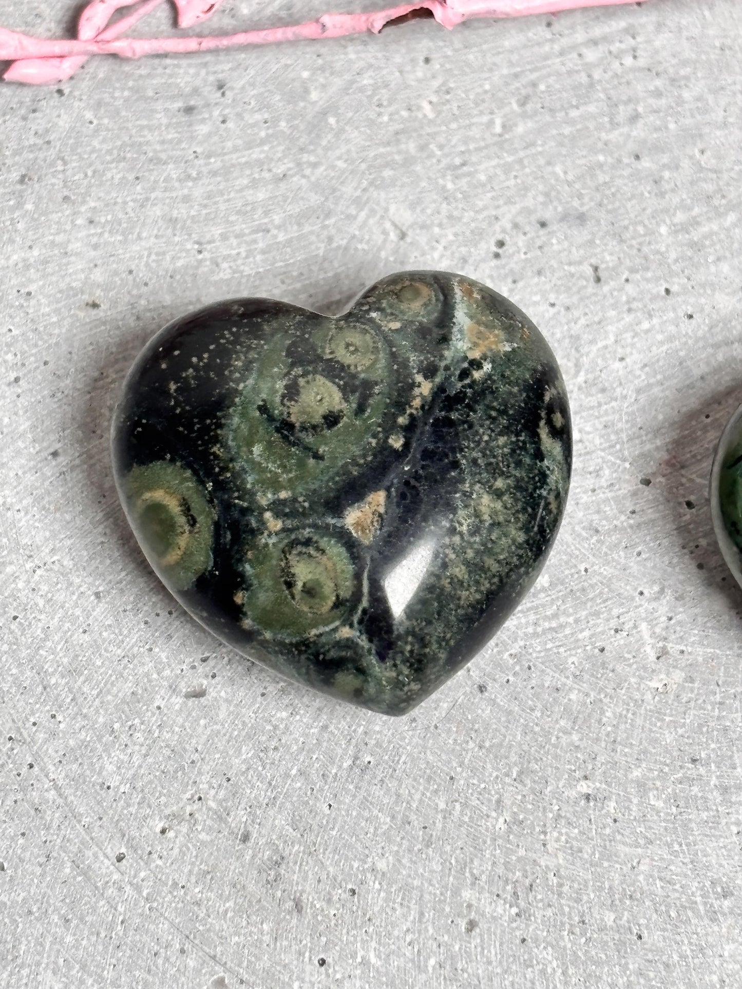 Kambaba Jaspis Herz Edelstein zur Dekoration oder als Geschenk Naturstein Herz Kristall für Achtsamkeit & Erdung