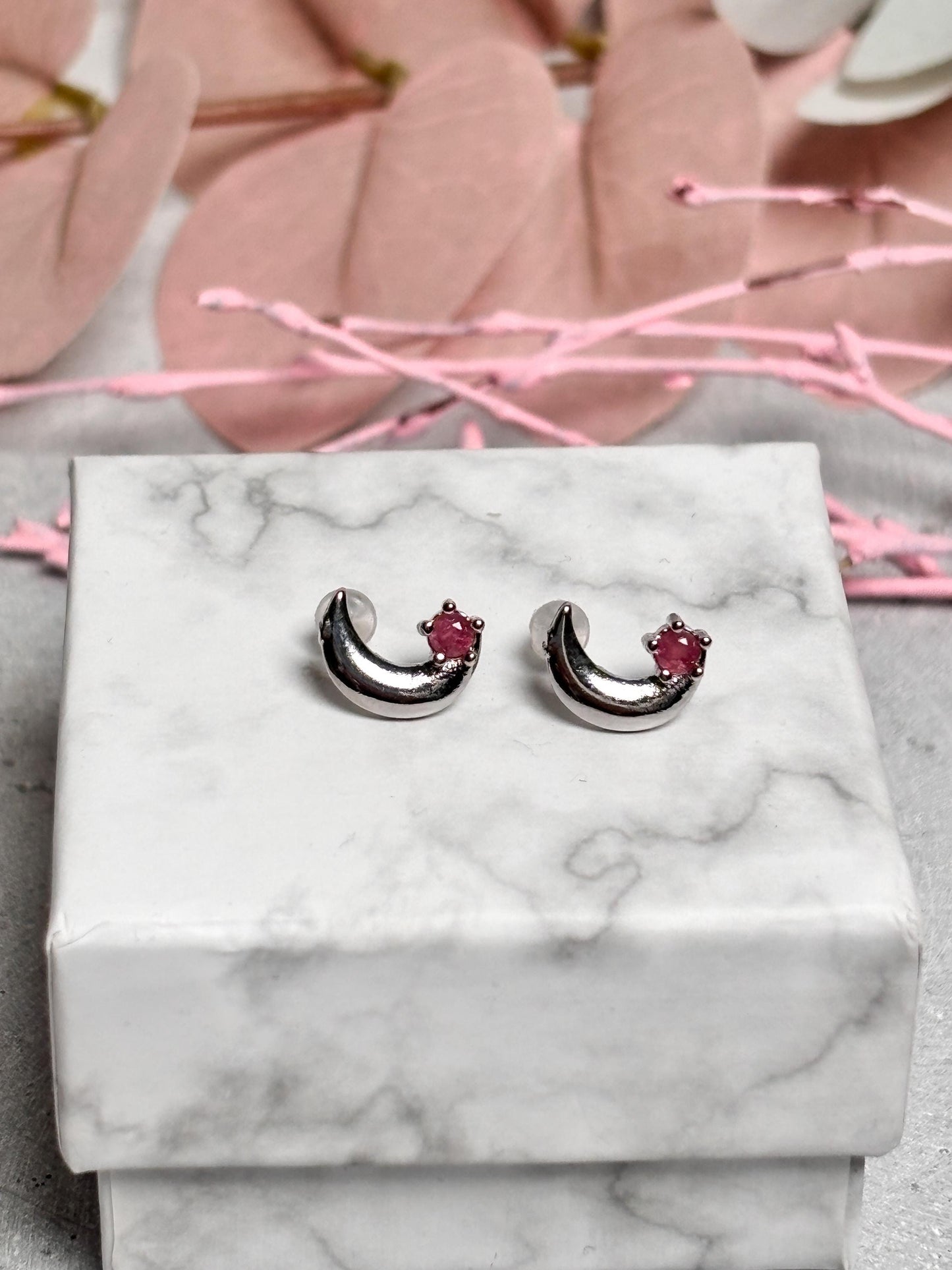 925 Silber Ohrstecker Mond mit pinkem Turmalin Feine Ohrringe mit Edelstein Geschenkidee Femininer Schmuck mit Bedeutung