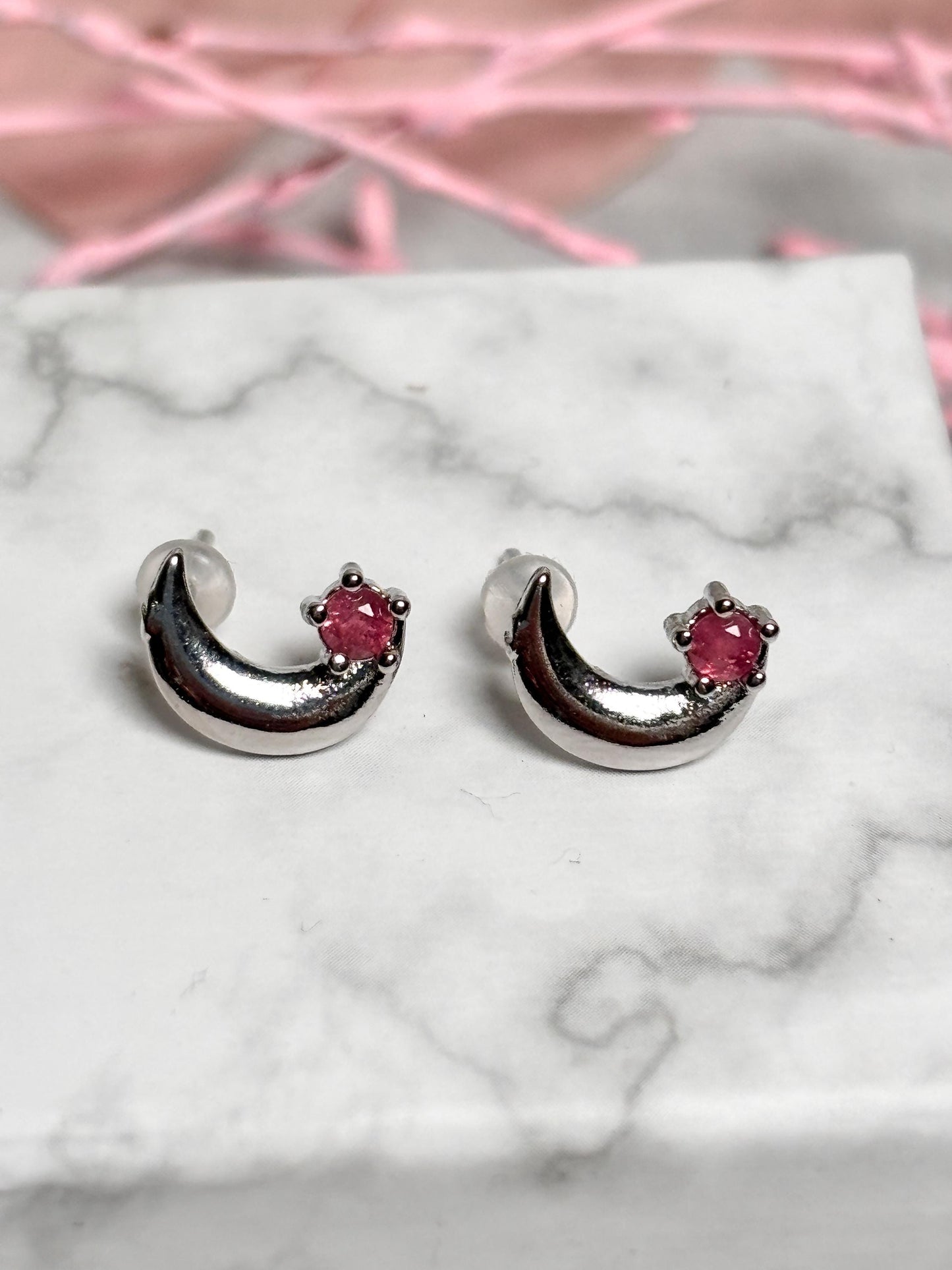 925 Silber Ohrstecker Mond mit pinkem Turmalin Feine Ohrringe mit Edelstein Geschenkidee Femininer Schmuck mit Bedeutung