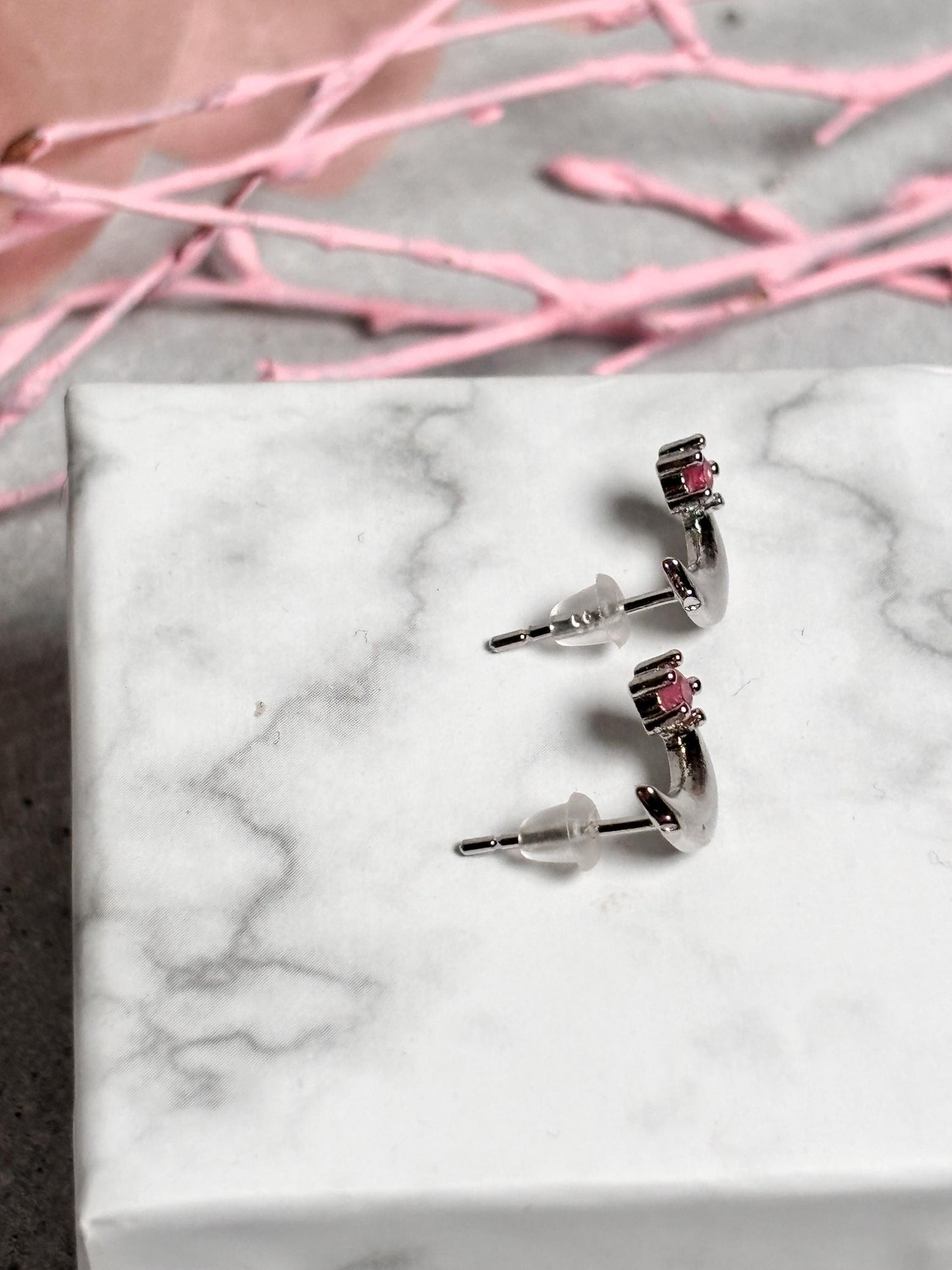 925 Silber Ohrstecker Mond mit pinkem Turmalin Feine Ohrringe mit Edelstein Geschenkidee Femininer Schmuck mit Bedeutung