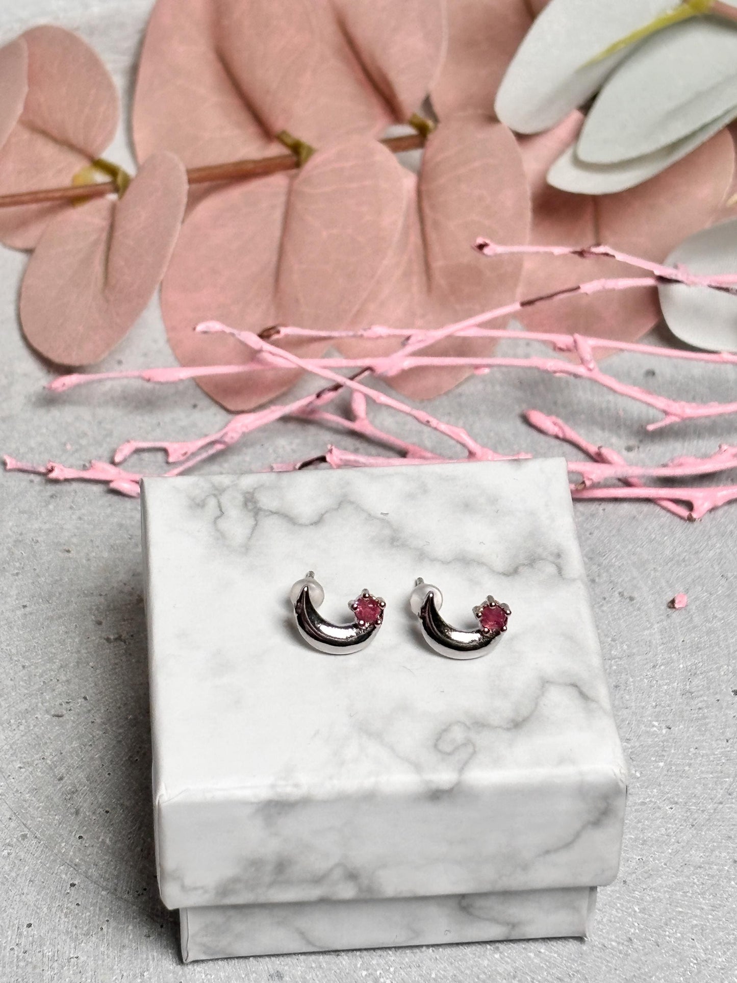 925 Silber Ohrstecker Mond mit pinkem Turmalin Feine Ohrringe mit Edelstein Geschenkidee Femininer Schmuck mit Bedeutung