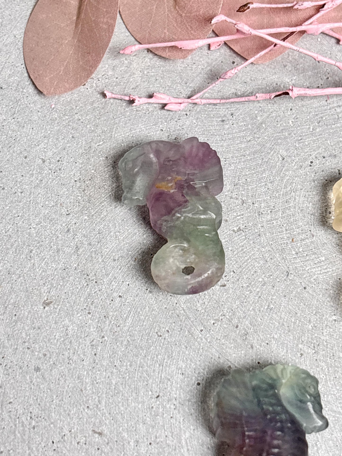 Fluorit Seepferdchen Figur kleine Kristallfigur aus Edelstein Dekoration in verschiedenen Farben Tierfigur Fluorit Geschenkidee