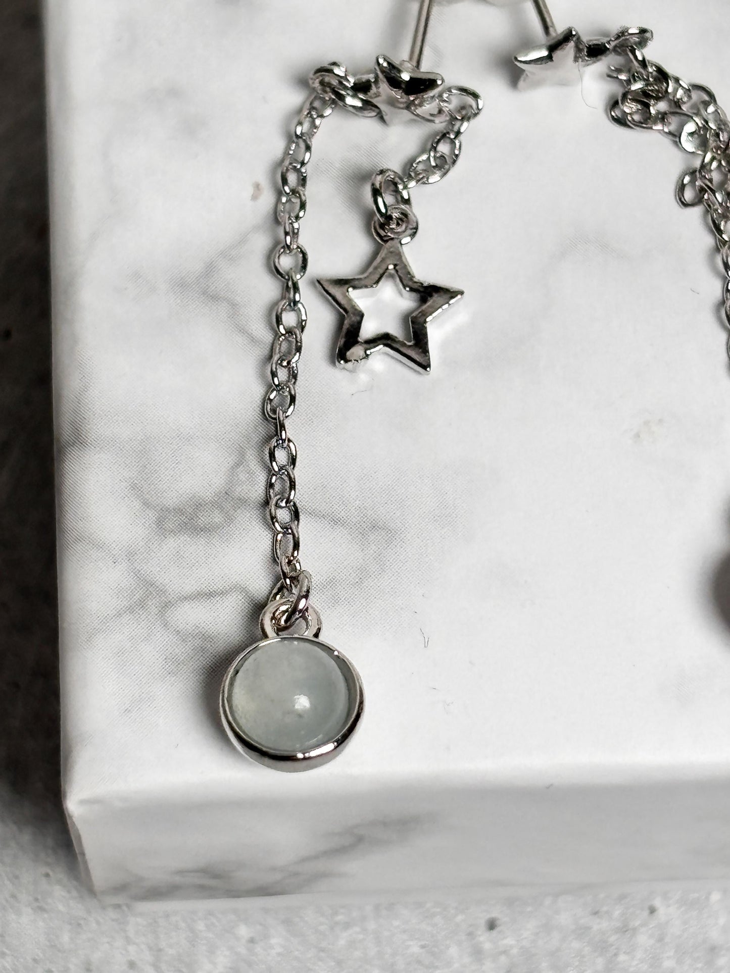 Hängeohrstecker mit Aquamarin Kugel und silbernem Stern, Edelstein Ohrringe, Aquamarin Schmuck Damen, Geschenkidee Sterne