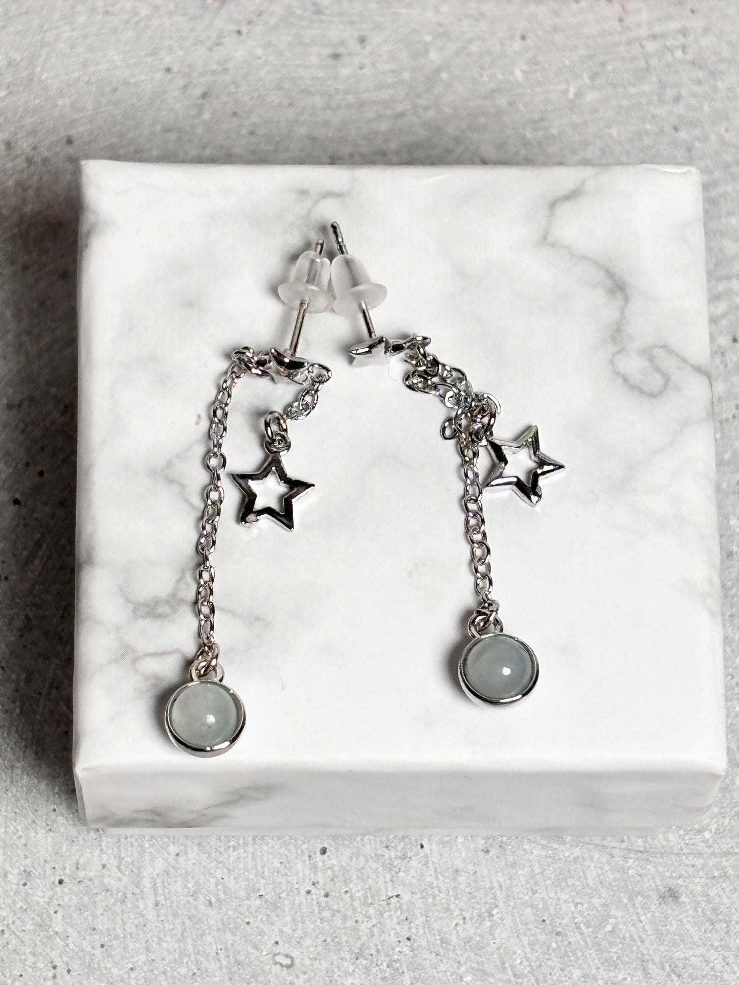 Hängeohrstecker mit Aquamarin Kugel und silbernem Stern, Edelstein Ohrringe, Aquamarin Schmuck Damen, Geschenkidee Sterne