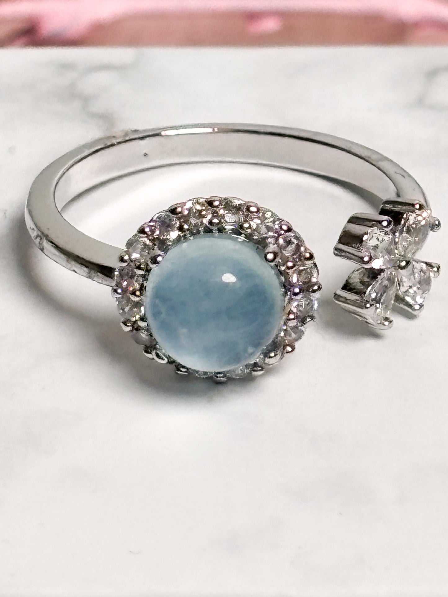 Verstellbarer Edelstahl Ring mit Aquamarin und Blume Offener Ring mit rundem Edelstein Größenverstellbarer Damenring