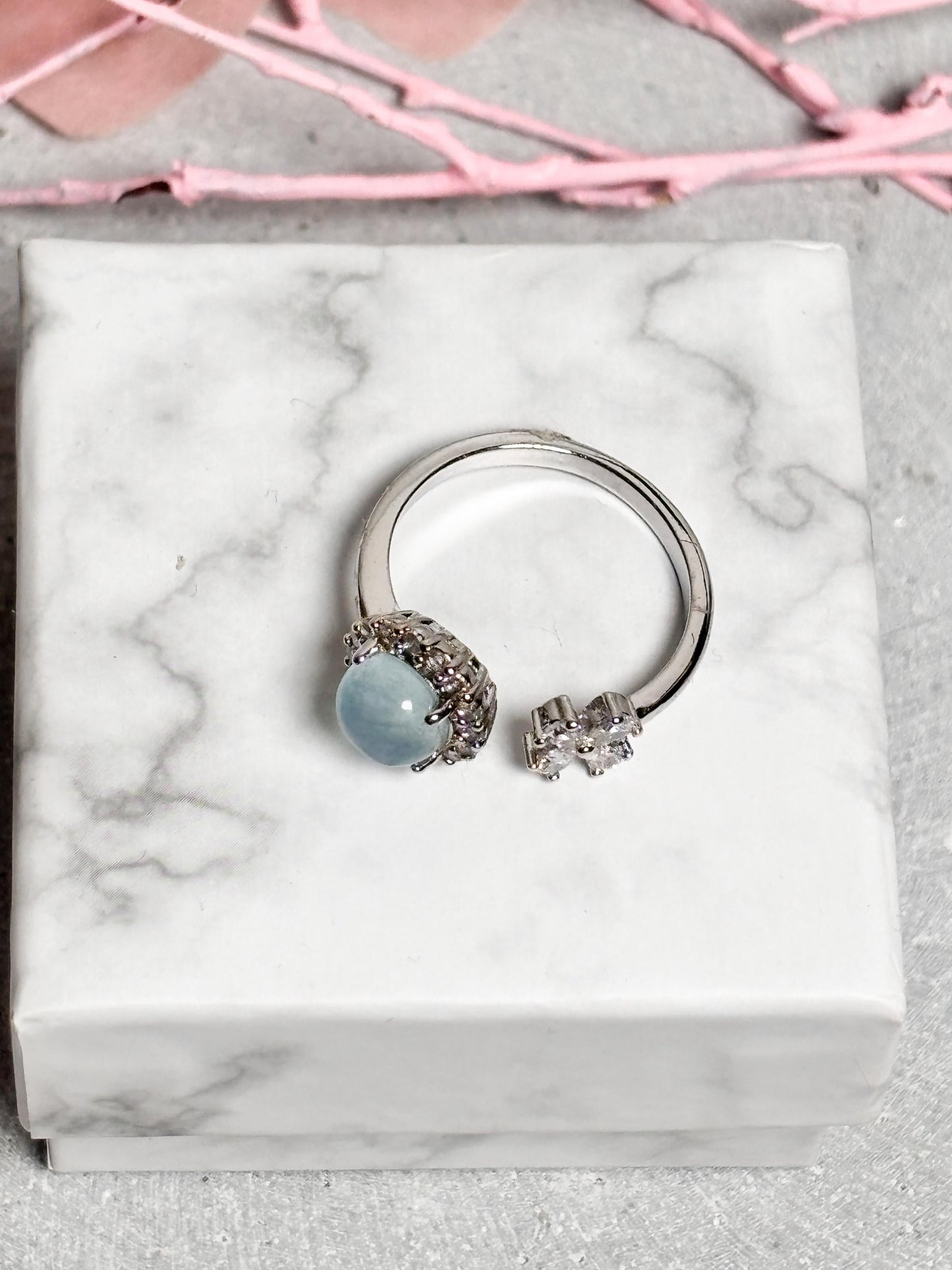 Verstellbarer Edelstahl Ring mit Aquamarin und Blume Offener Ring mit rundem Edelstein Größenverstellbarer Damenring