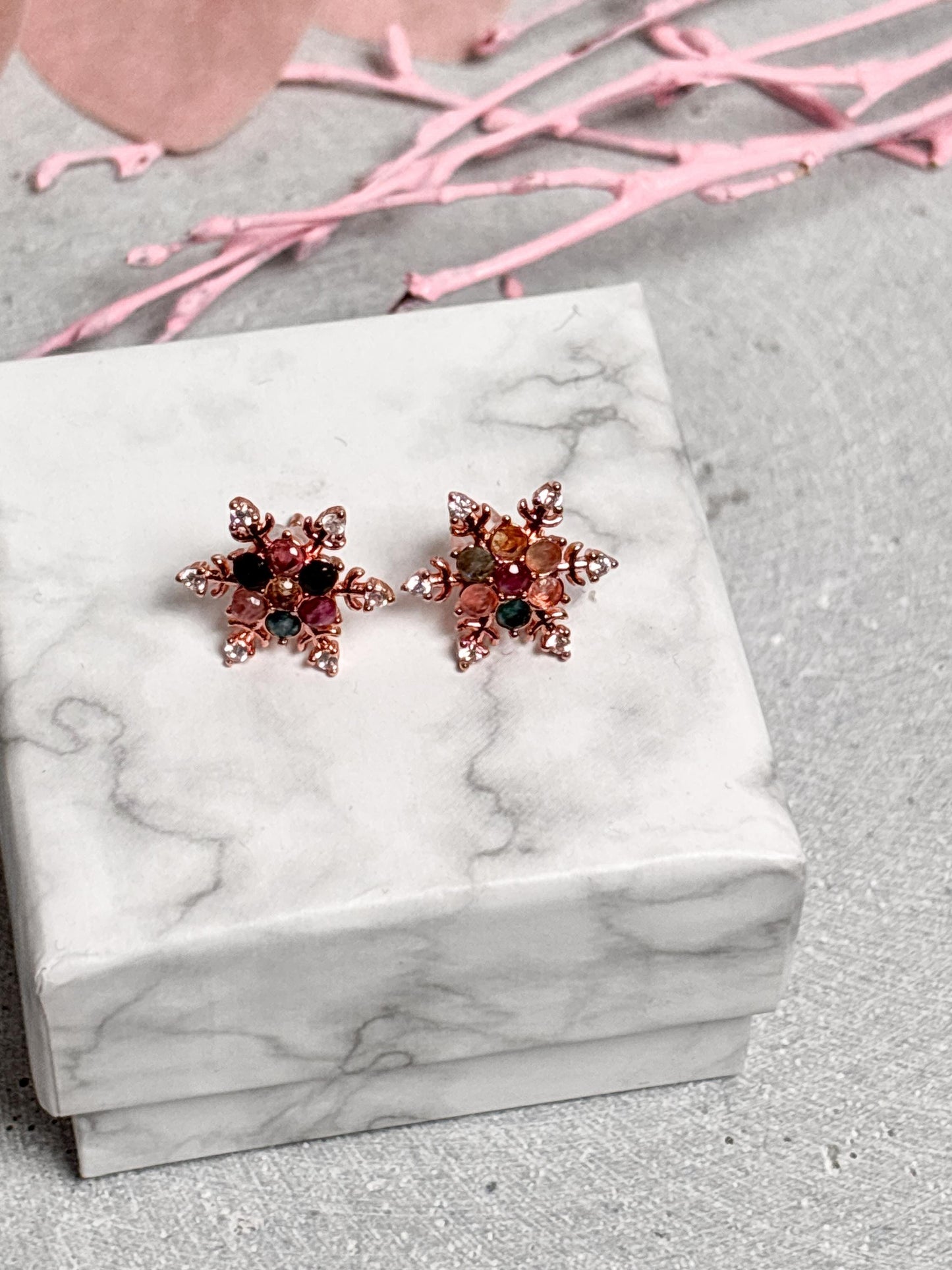 Ohrstecker Schneeflocke 925 Silber | Roségold | Mit buntem Turmalin | Winterliche Edelstein Ohrringe