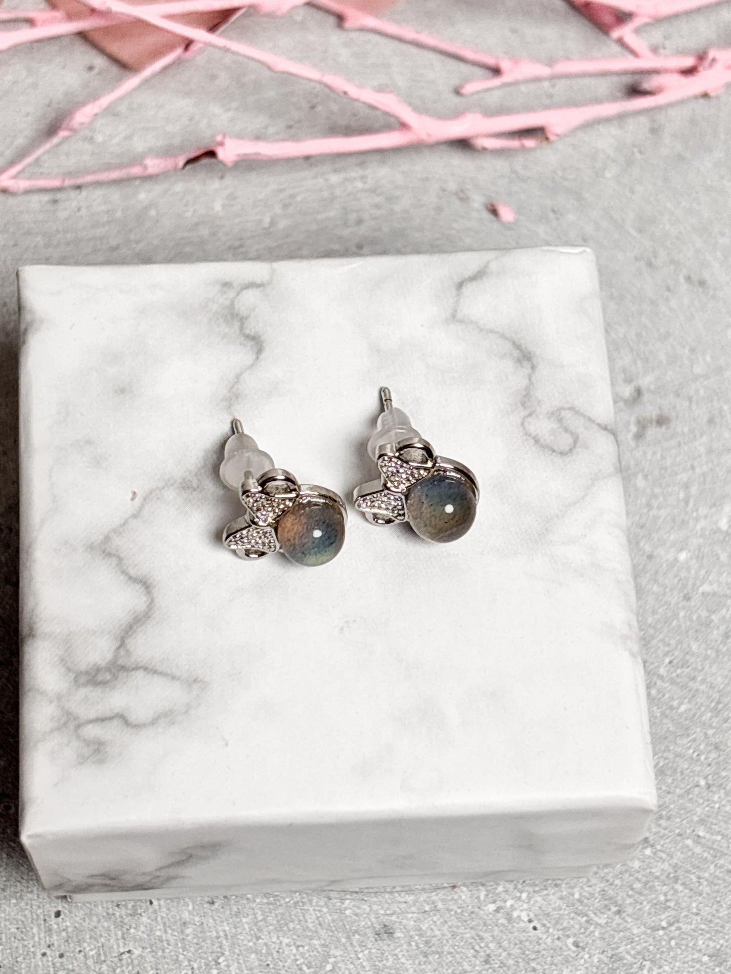 925 Silber Ohrstecker mit Labradorit Kugel und Schleifchen Zarter Edelstein Ohrschmuck Geschenkidee für Frauen Silber Ohrringe
