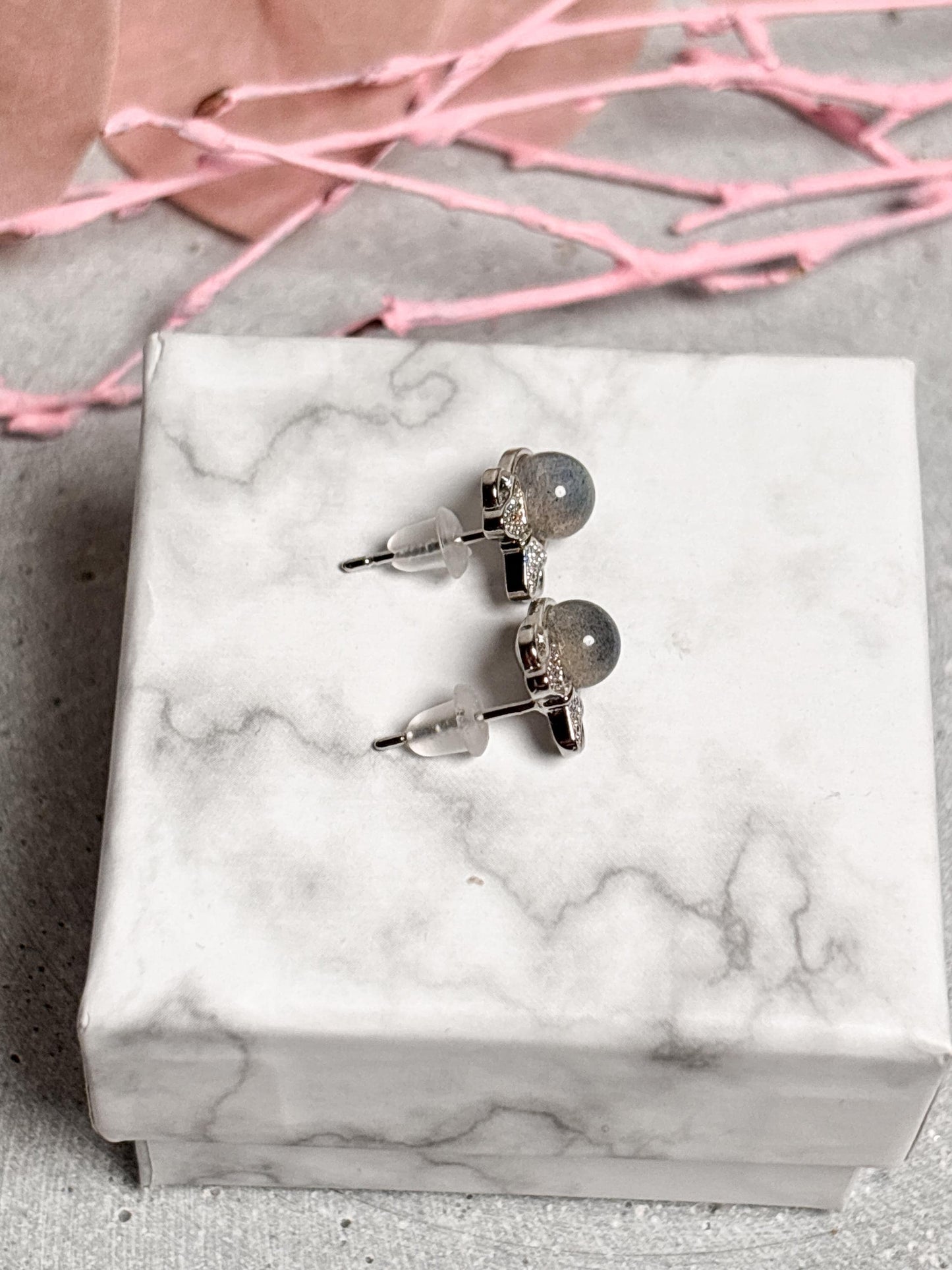 925 Silber Ohrstecker mit Labradorit Kugel und Schleifchen Zarter Edelstein Ohrschmuck Geschenkidee für Frauen Silber Ohrringe
