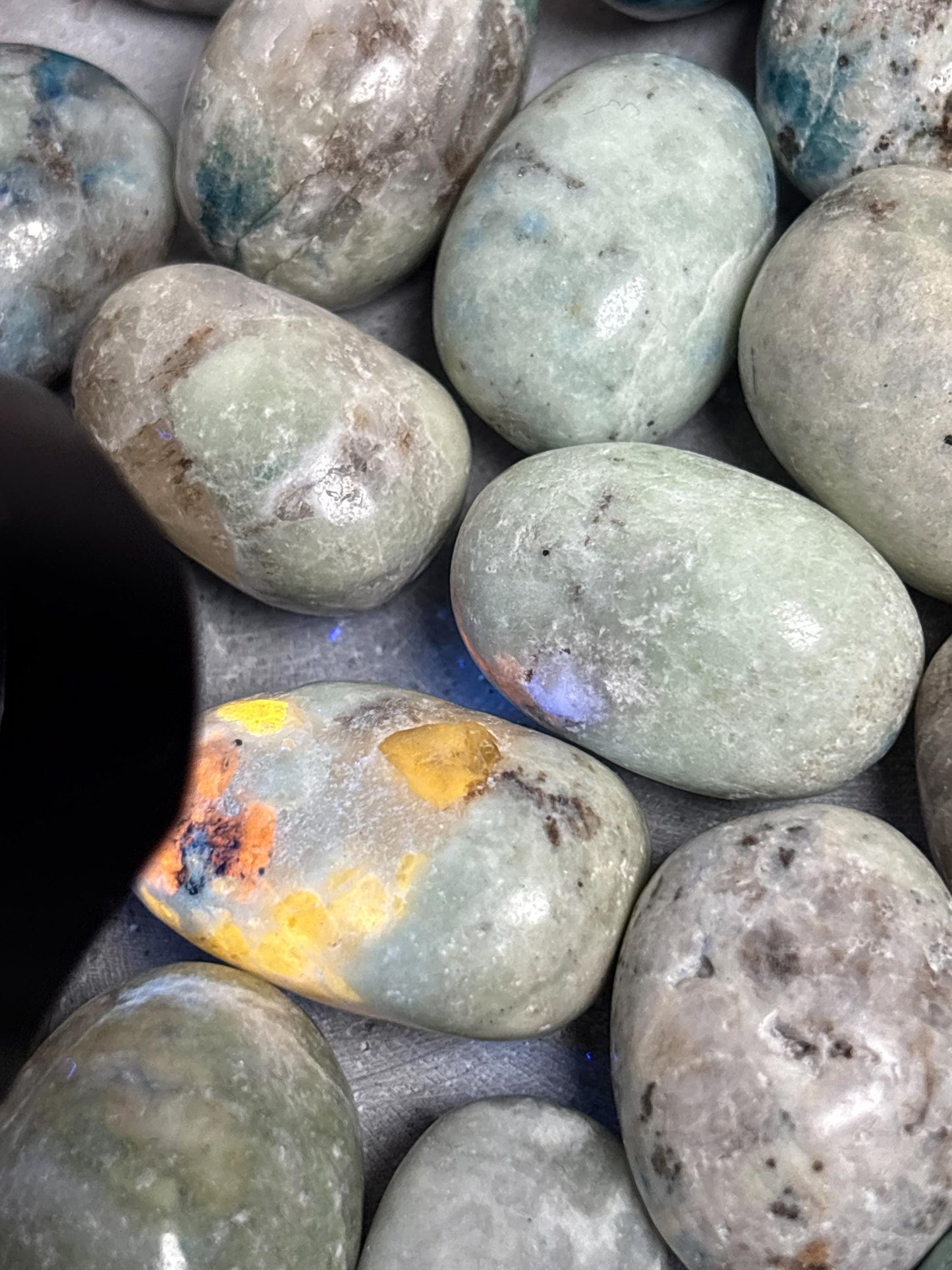 Hackmanit Trommelsteine UV Reaktion orange ca. 2,53 cm fluoreszierende Edelsteine Naturstein Heilstein Kristall Sammlung