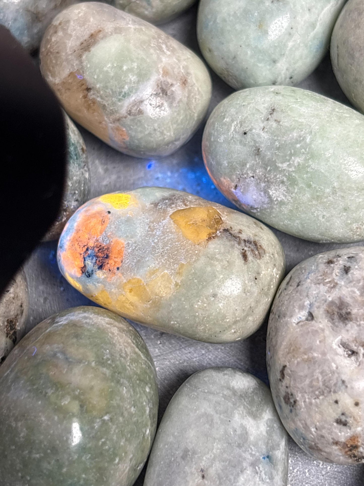 Hackmanit Trommelsteine UV Reaktion orange ca. 2,53 cm fluoreszierende Edelsteine Naturstein Heilstein Kristall Sammlung