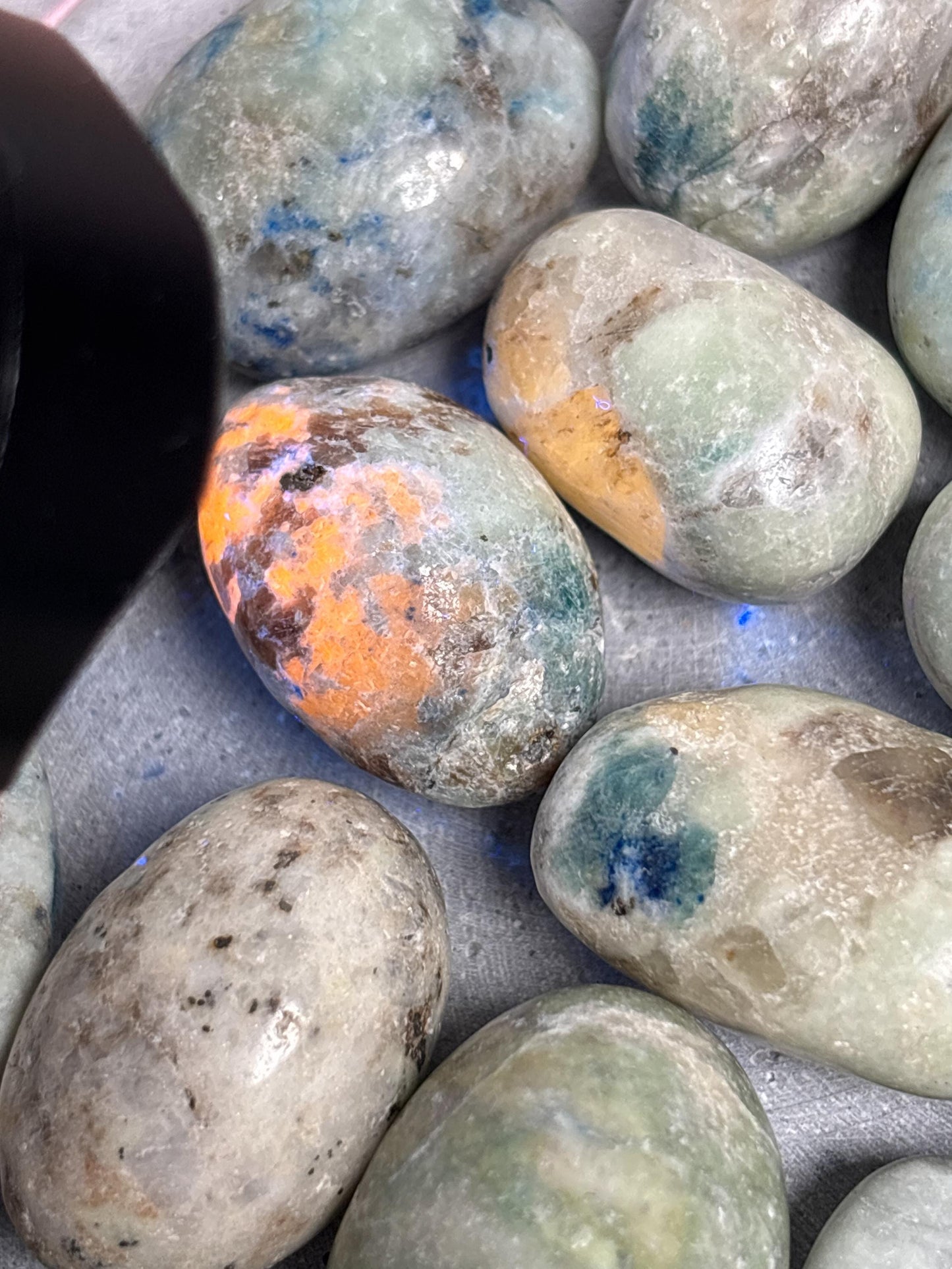 Hackmanit Trommelsteine UV Reaktion orange ca. 2,53 cm fluoreszierende Edelsteine Naturstein Heilstein Kristall Sammlung