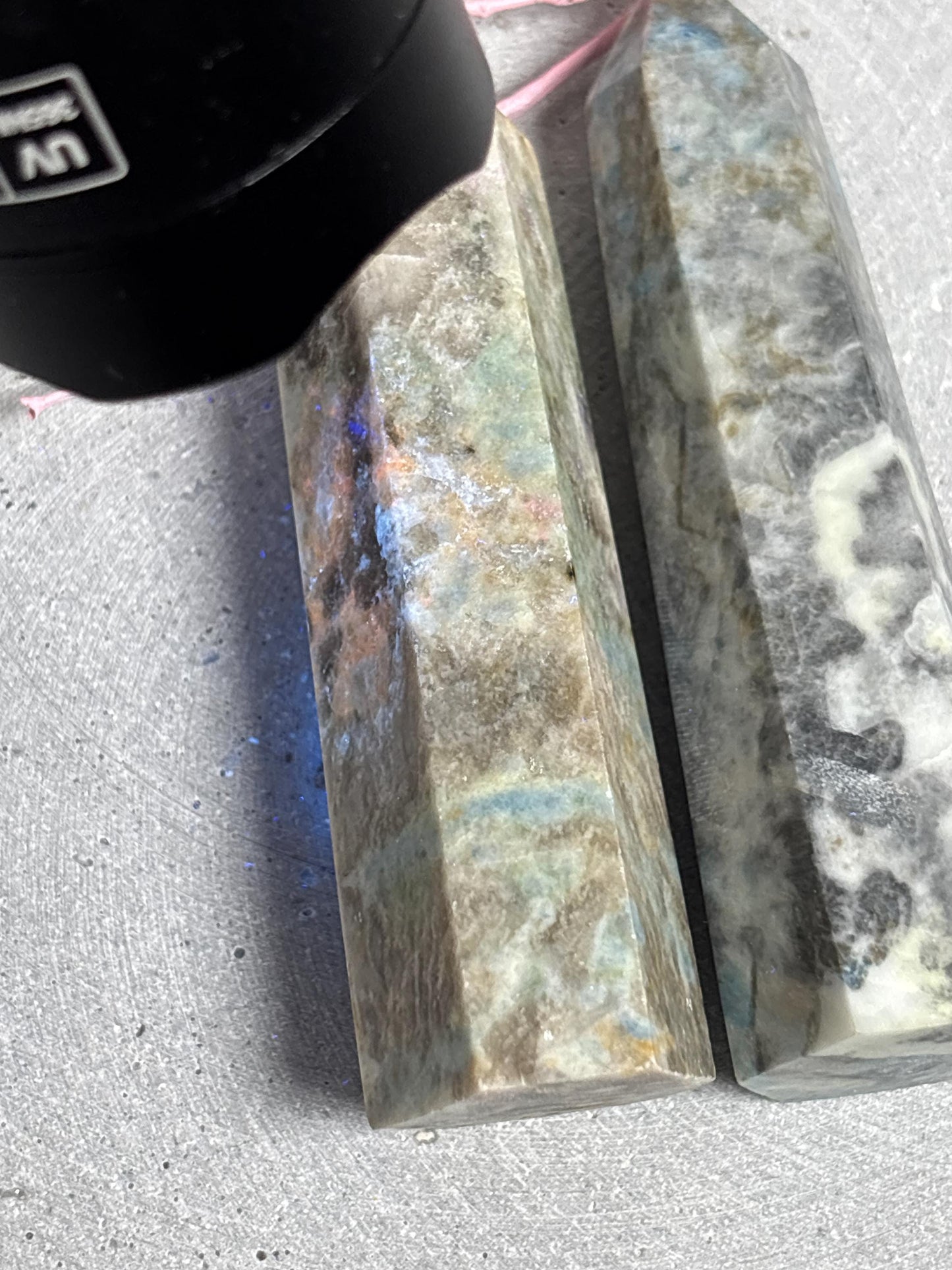 Hackmanit Spitze UV Reaktion, Hackmanit Turm Edelstein, fluoreszierender Hackmanit, Kristall Spitze Naturstein, Heilstein Hackmanit Deko