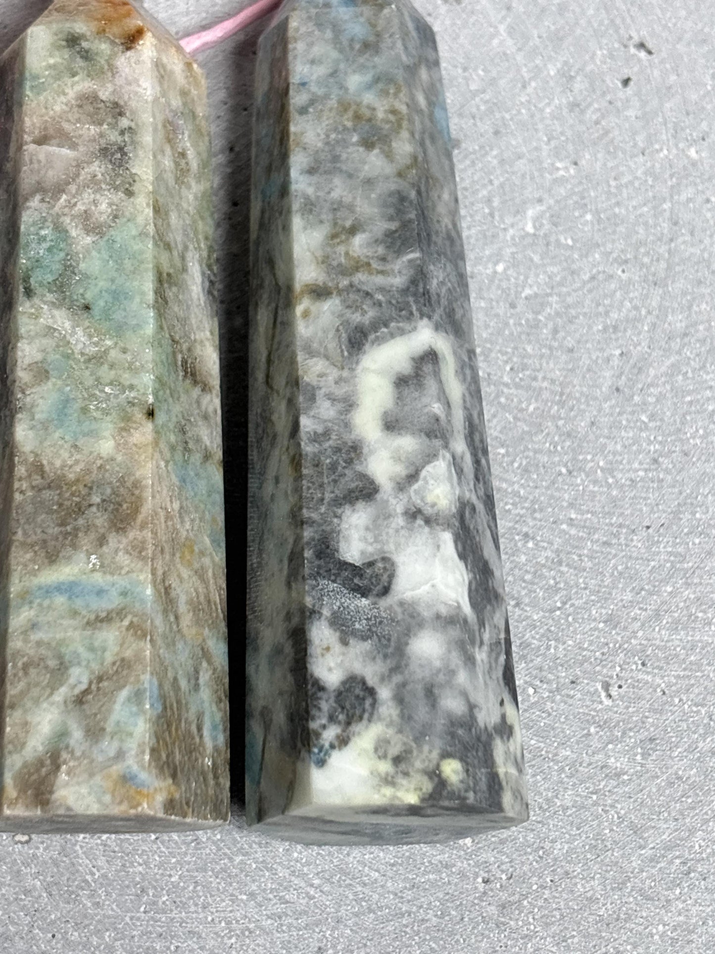 Hackmanit Spitze UV Reaktion, Hackmanit Turm Edelstein, fluoreszierender Hackmanit, Kristall Spitze Naturstein, Heilstein Hackmanit Deko
