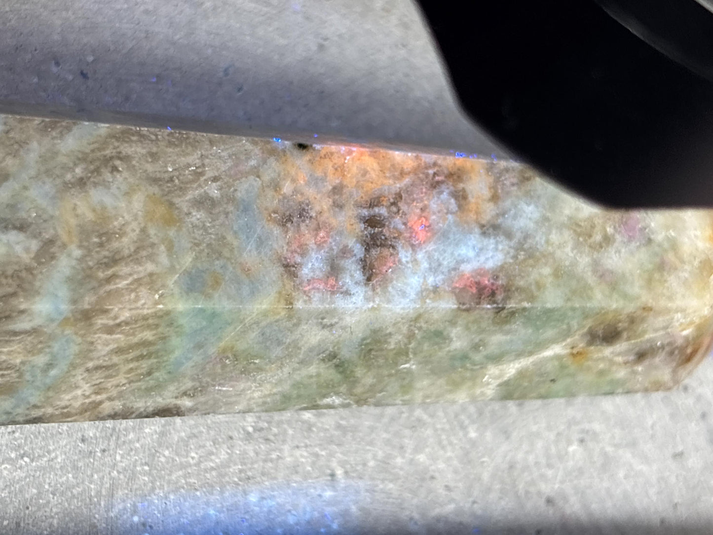 Hackmanit Spitze UV Reaktion, Hackmanit Turm Edelstein, fluoreszierender Hackmanit, Kristall Spitze Naturstein, Heilstein Hackmanit Deko