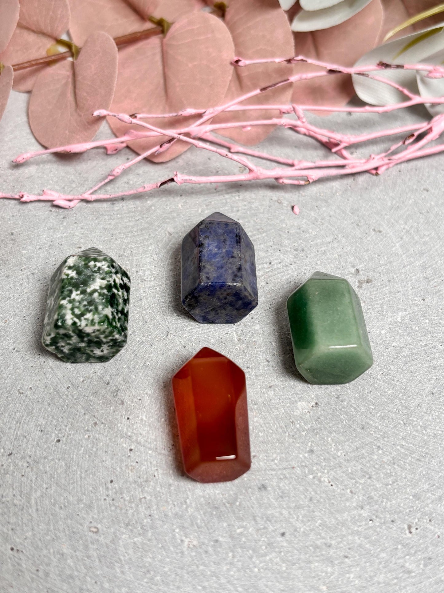 Kleine Edelstein Türme Mini Kristalle als Geschenk & Deko Spirituelle Deko mit Heilsteinen | Ideal für Altar, Meditation, Tisch