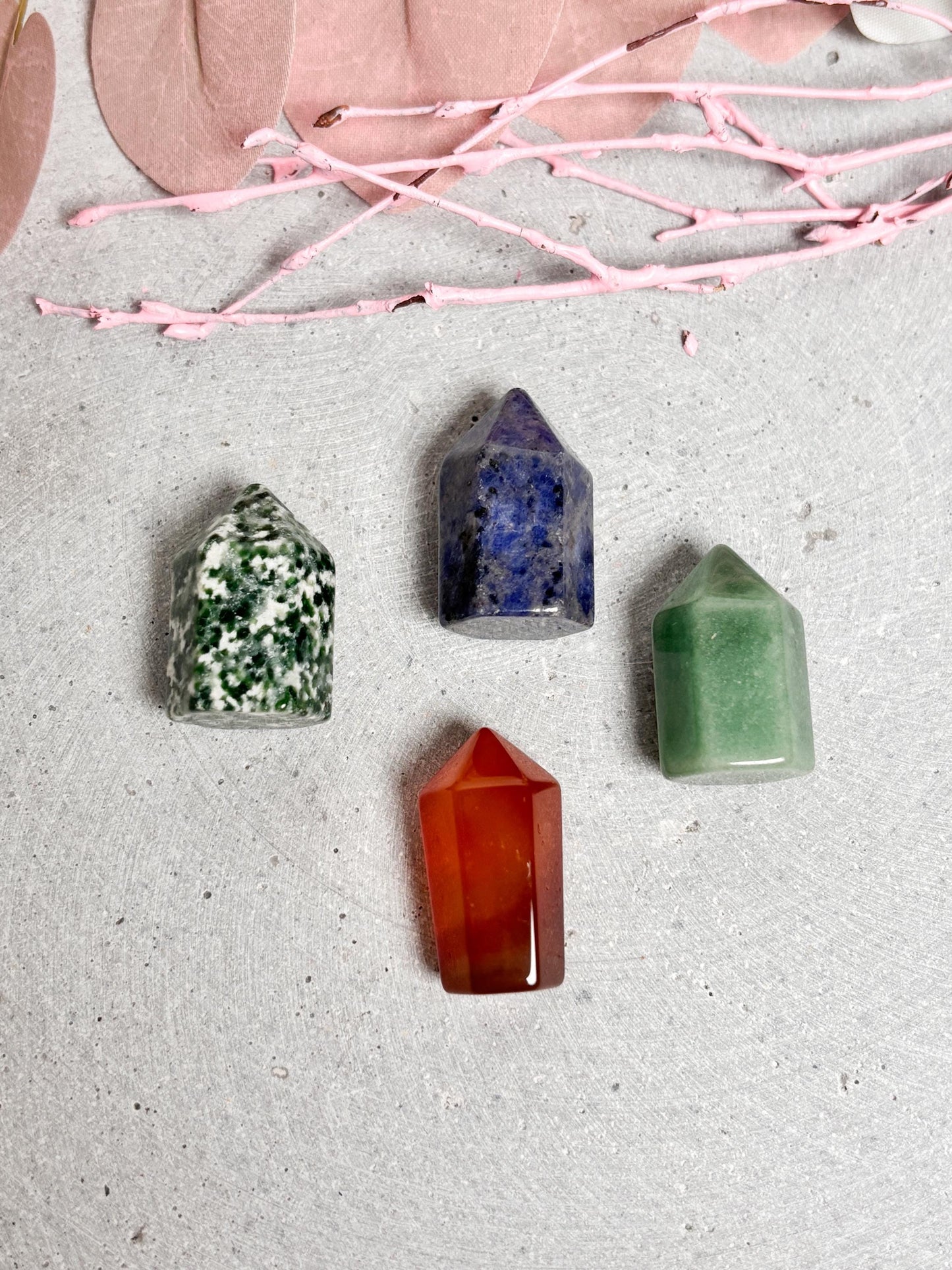 Kleine Edelstein Türme Mini Kristalle als Geschenk & Deko Spirituelle Deko mit Heilsteinen | Ideal für Altar, Meditation, Tisch