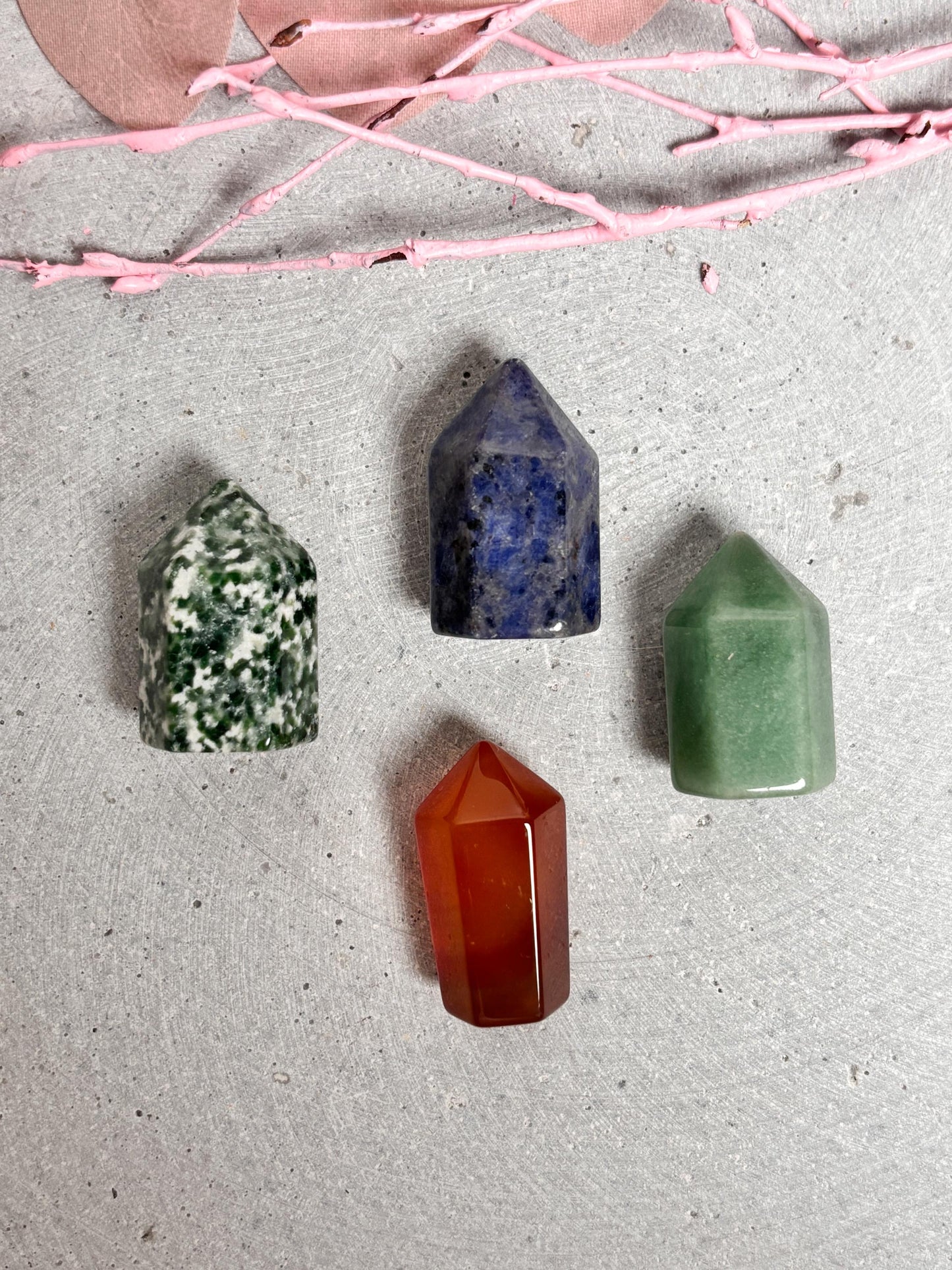 Kleine Edelstein Türme Mini Kristalle als Geschenk & Deko Spirituelle Deko mit Heilsteinen | Ideal für Altar, Meditation, Tisch