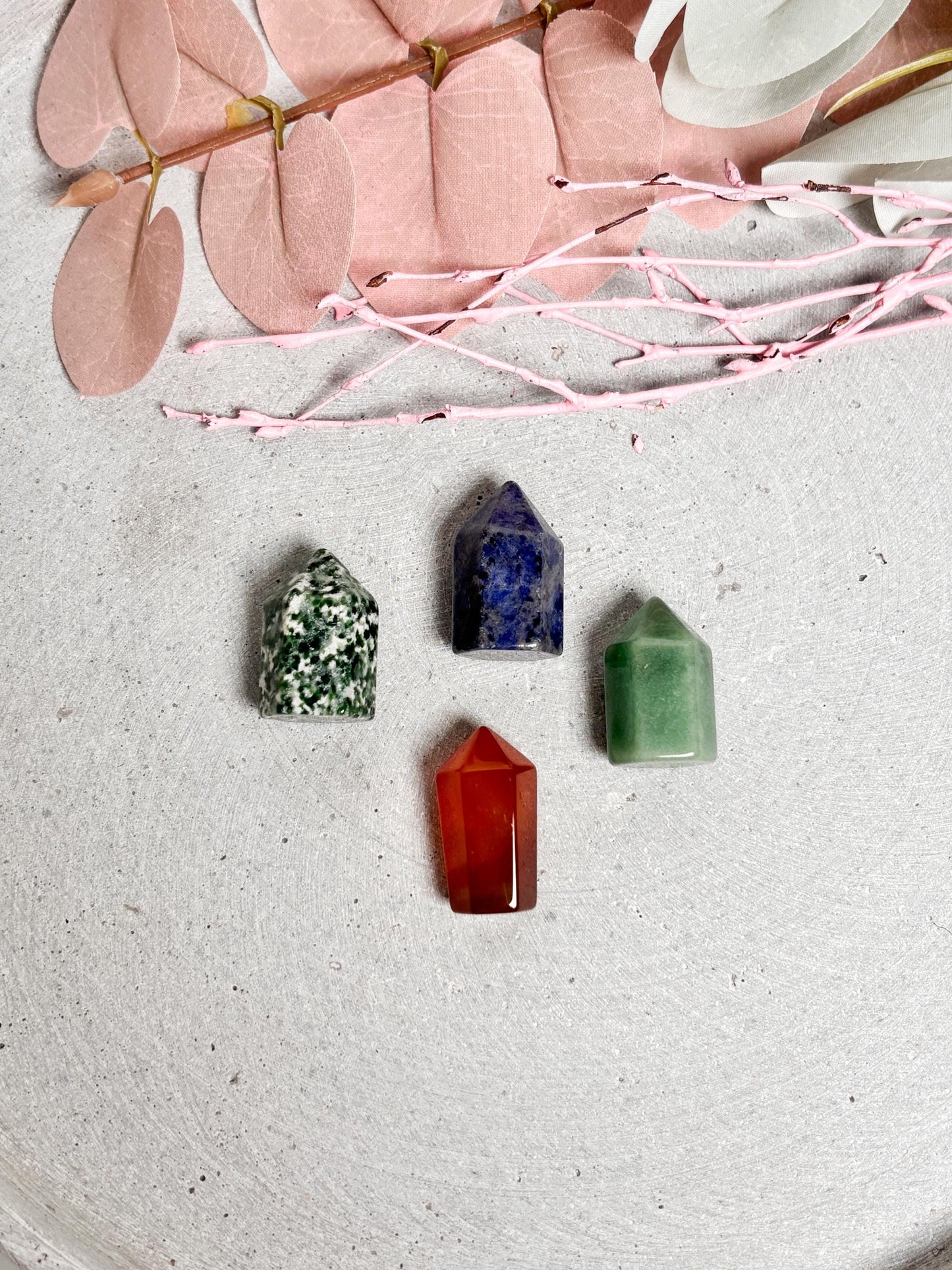Kleine Edelstein Türme Mini Kristalle als Geschenk & Deko Spirituelle Deko mit Heilsteinen | Ideal für Altar, Meditation, Tisch