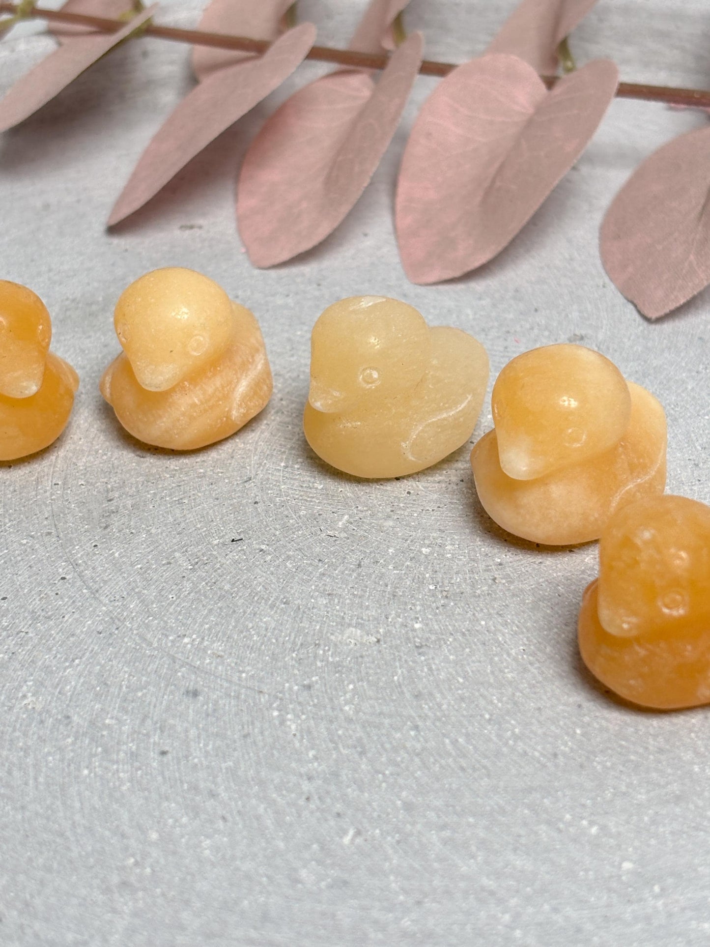 Kleines Quietscheentchen aus gelbem Calcit 2,2×2,7×2,2cm Glücksbringer Edelsteinfigur Kristall Tierfigur Deko