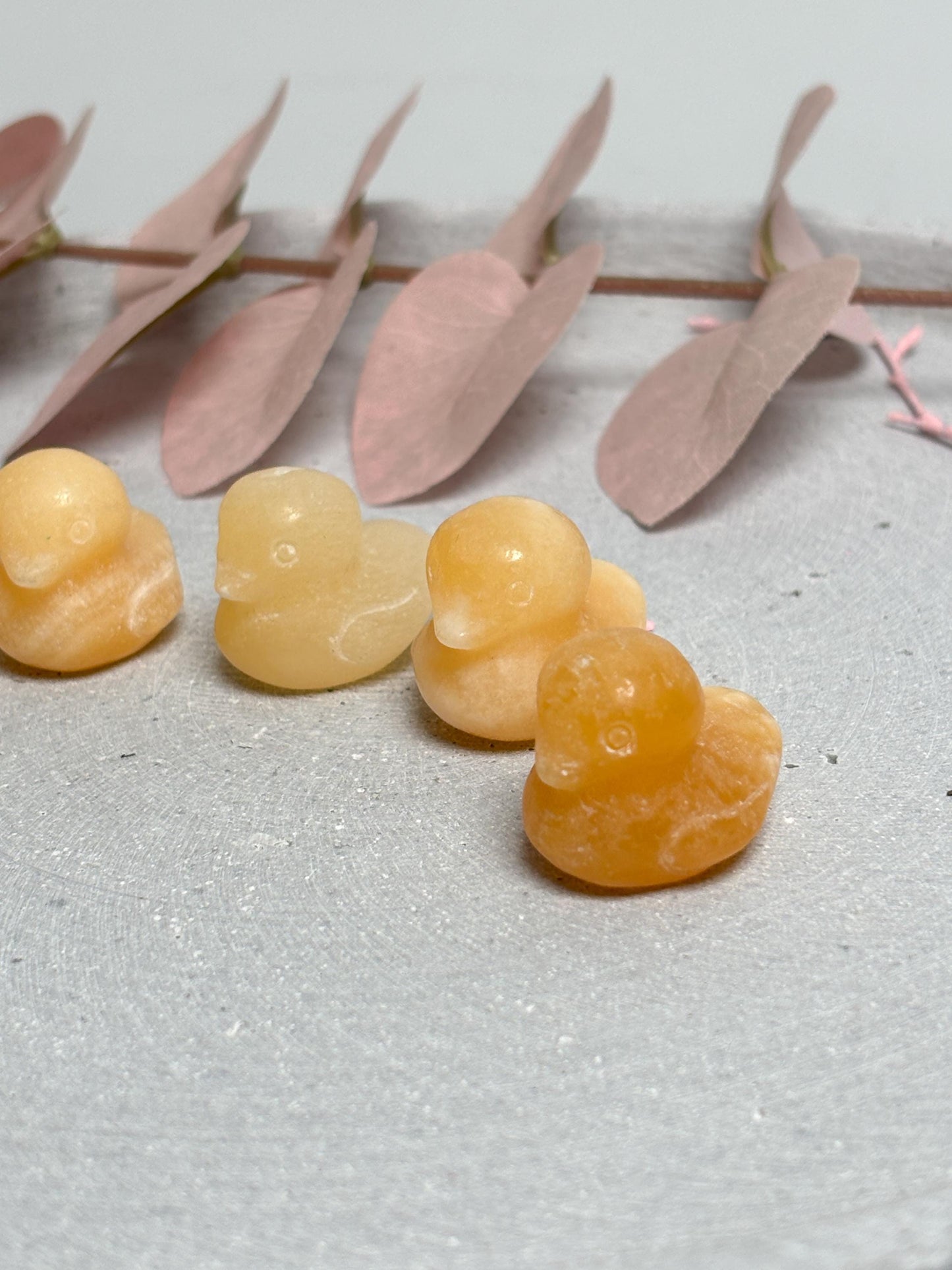Kleines Quietscheentchen aus gelbem Calcit 2,2×2,7×2,2cm Glücksbringer Edelsteinfigur Kristall Tierfigur Deko