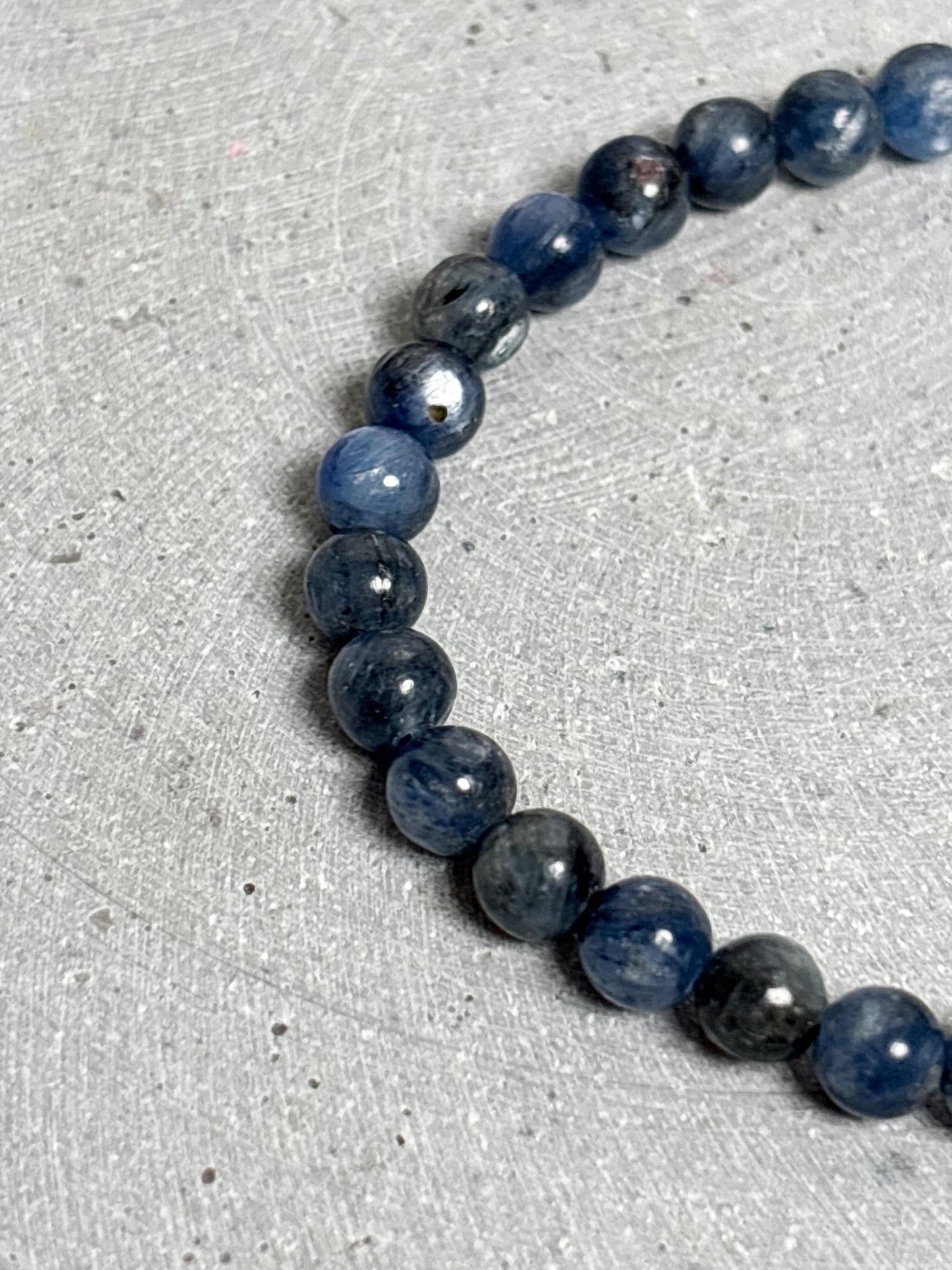 Blaues Kyanit Armband Elastisches Perlenarmband 6 mm Edelstein Armband für Frauen Kyanite Schmuck Kristallarmband blau