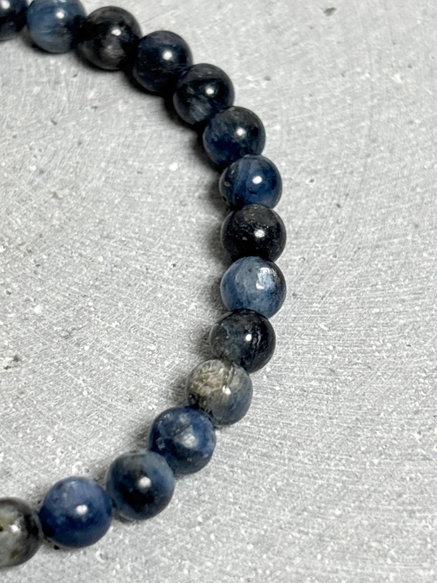 Blaues Kyanit Armband Elastisches Perlenarmband 6 mm Edelstein Armband für Frauen Kyanite Schmuck Kristallarmband blau