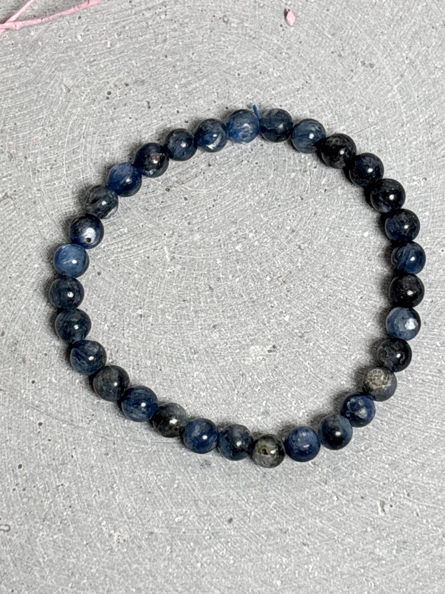 Blaues Kyanit Armband Elastisches Perlenarmband 6 mm Edelstein Armband für Frauen Kyanite Schmuck Kristallarmband blau