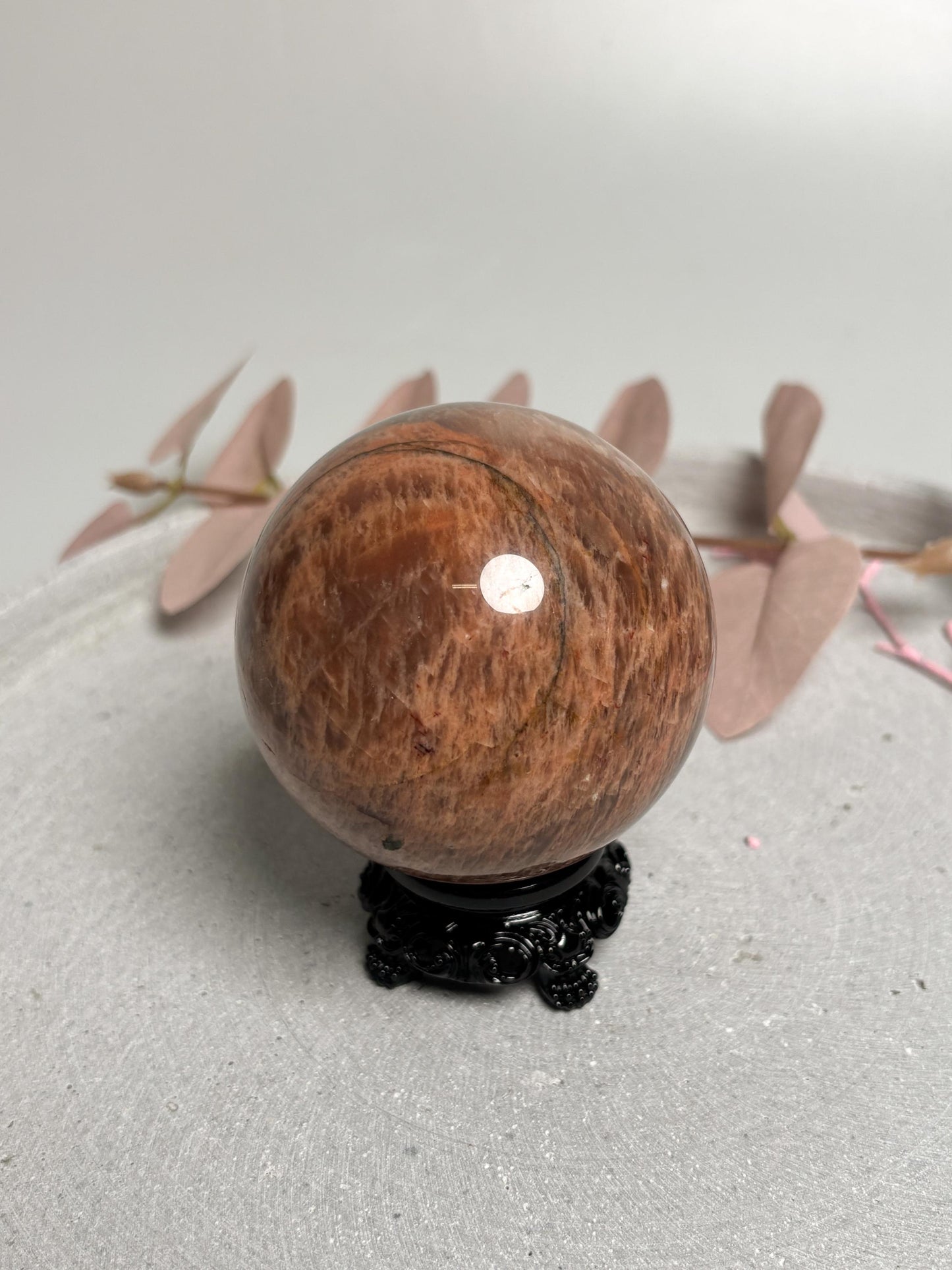 Schwarzer Mondstein Kugel 6,3 cm Edelsteinkugel mit intensivem Schimmer Spirituelle Dekoration & Meditation Kristallkugel kaufen
