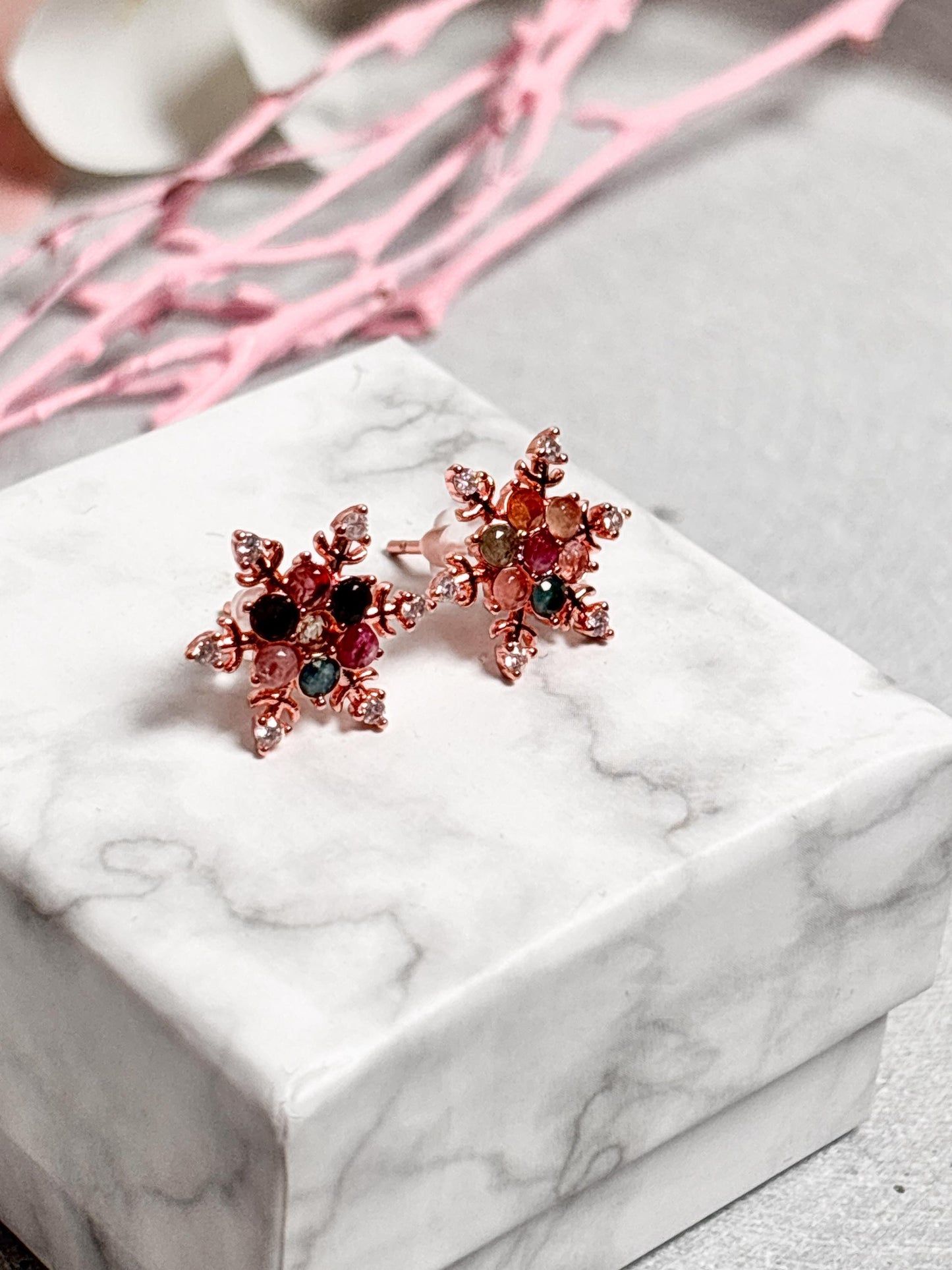 Ohrstecker Schneeflocke 925 Silber | Roségold | Mit buntem Turmalin | Winterliche Edelstein Ohrringe
