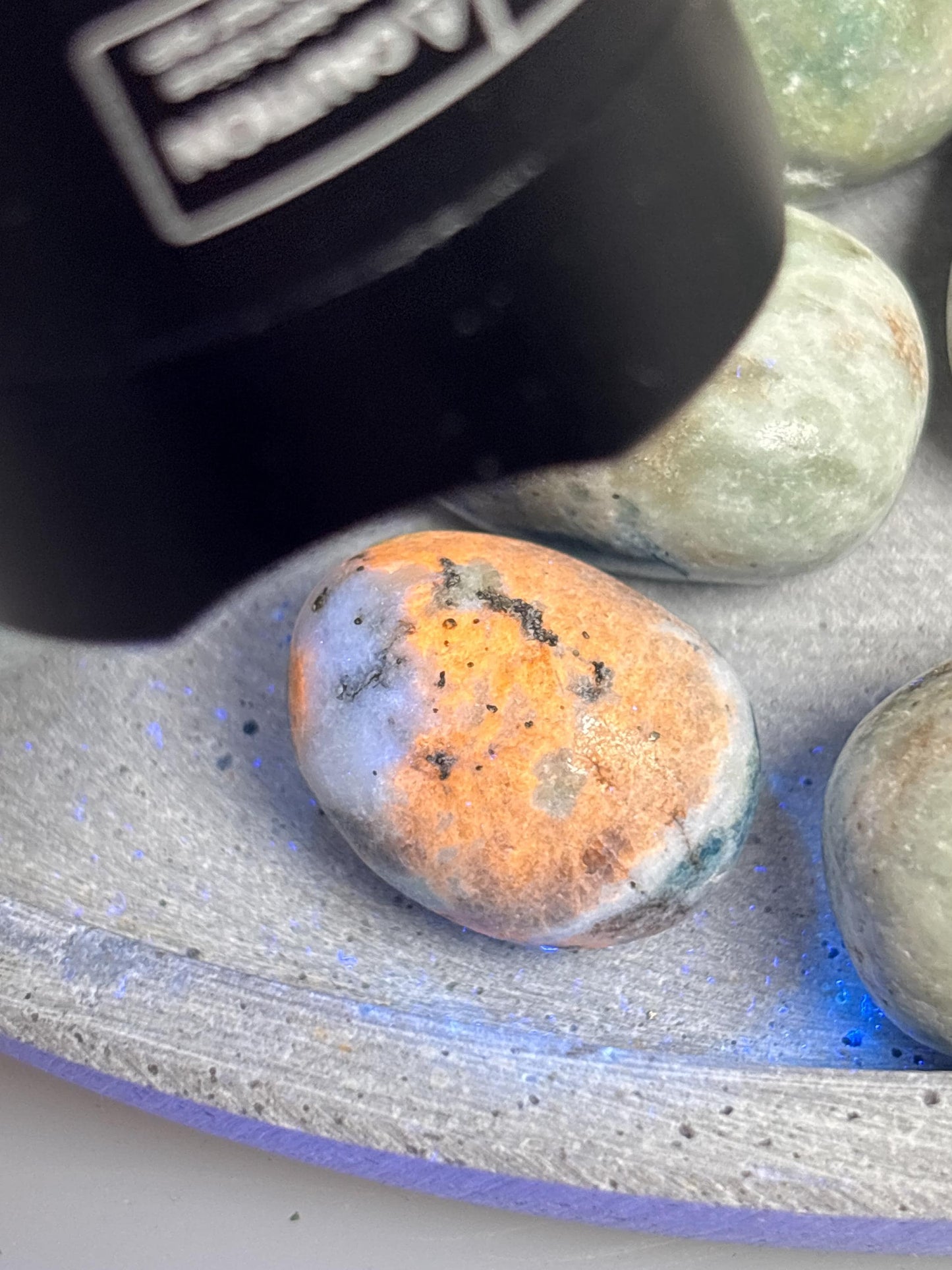 Hackmanit Trommelsteine UV Reaktion orange ca. 2,53 cm fluoreszierende Edelsteine Naturstein Heilstein Kristall Sammlung