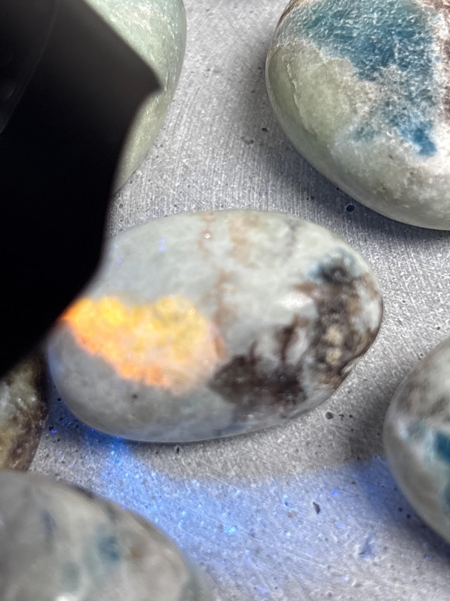 Hackmanit Trommelsteine UV Reaktion orange ca. 2,53 cm fluoreszierende Edelsteine Naturstein Heilstein Kristall Sammlung