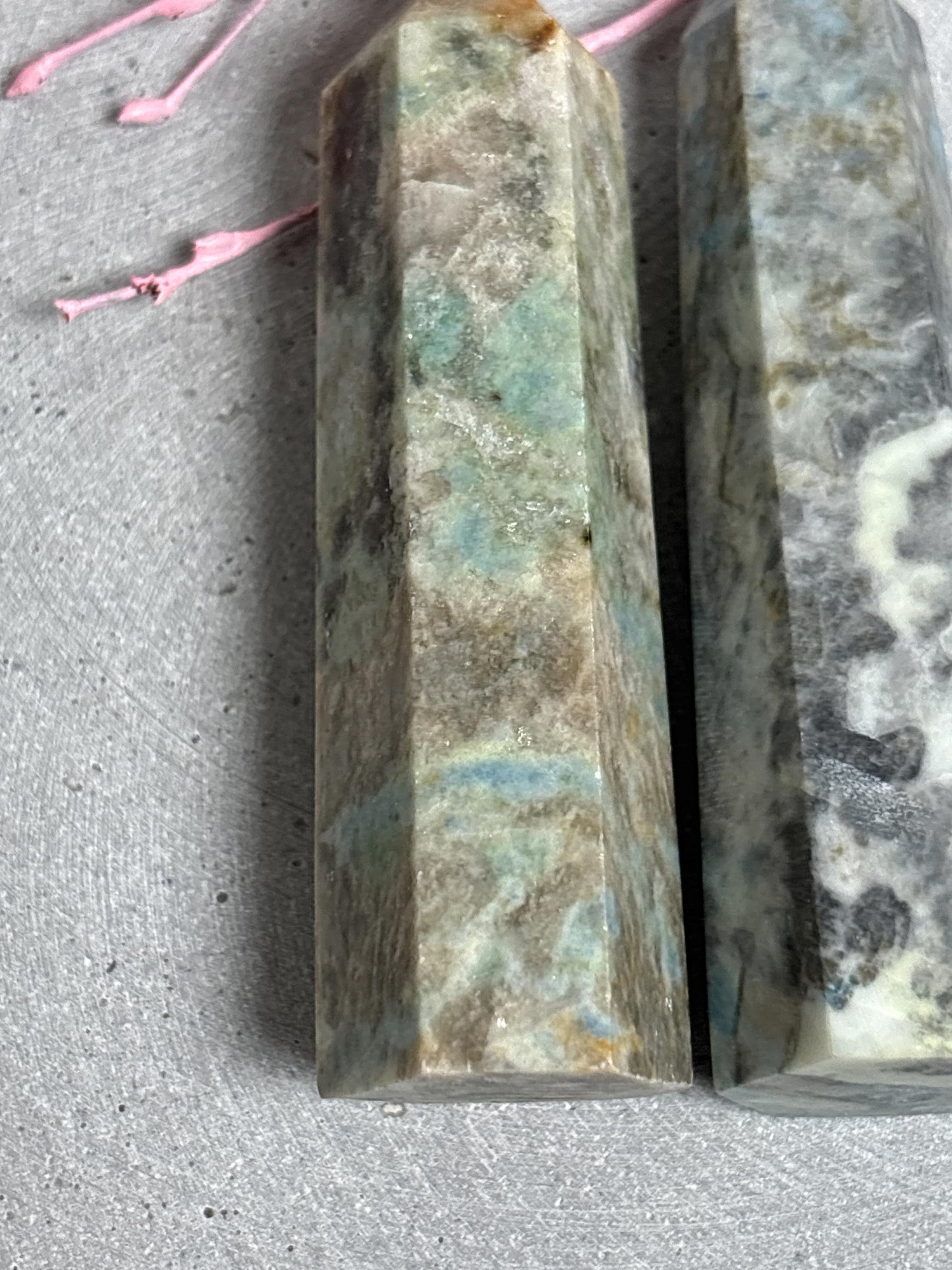 Hackmanit Spitze UV Reaktion, Hackmanit Turm Edelstein, fluoreszierender Hackmanit, Kristall Spitze Naturstein, Heilstein Hackmanit Deko