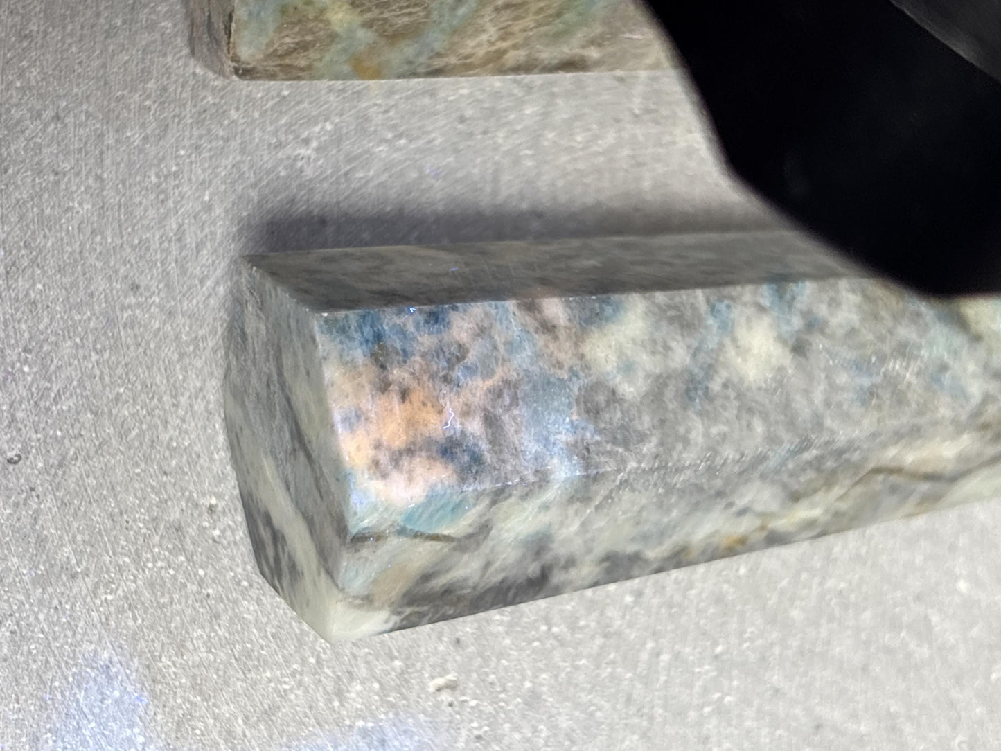Hackmanit Spitze UV Reaktion, Hackmanit Turm Edelstein, fluoreszierender Hackmanit, Kristall Spitze Naturstein, Heilstein Hackmanit Deko