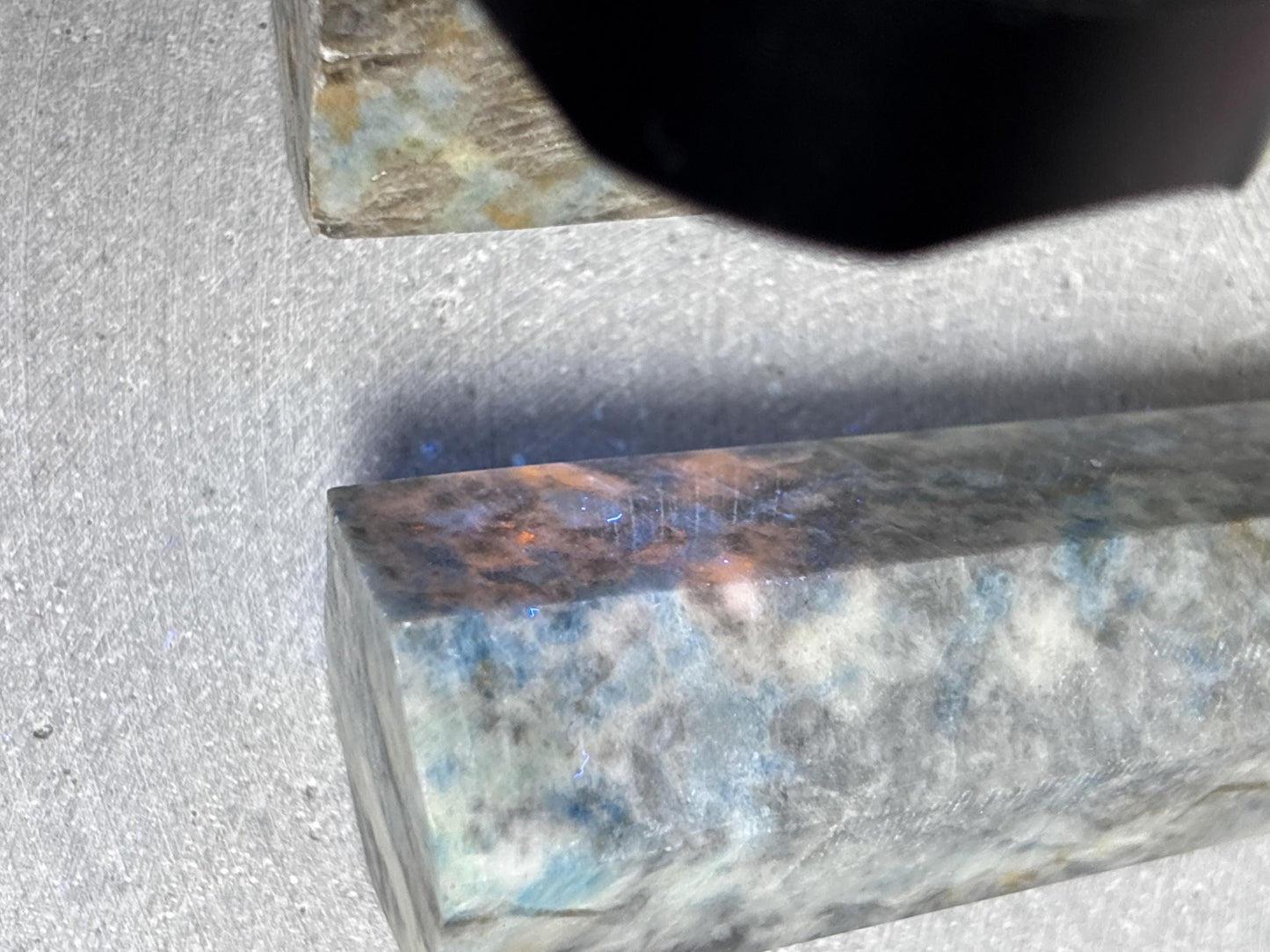 Hackmanit Spitze UV Reaktion, Hackmanit Turm Edelstein, fluoreszierender Hackmanit, Kristall Spitze Naturstein, Heilstein Hackmanit Deko