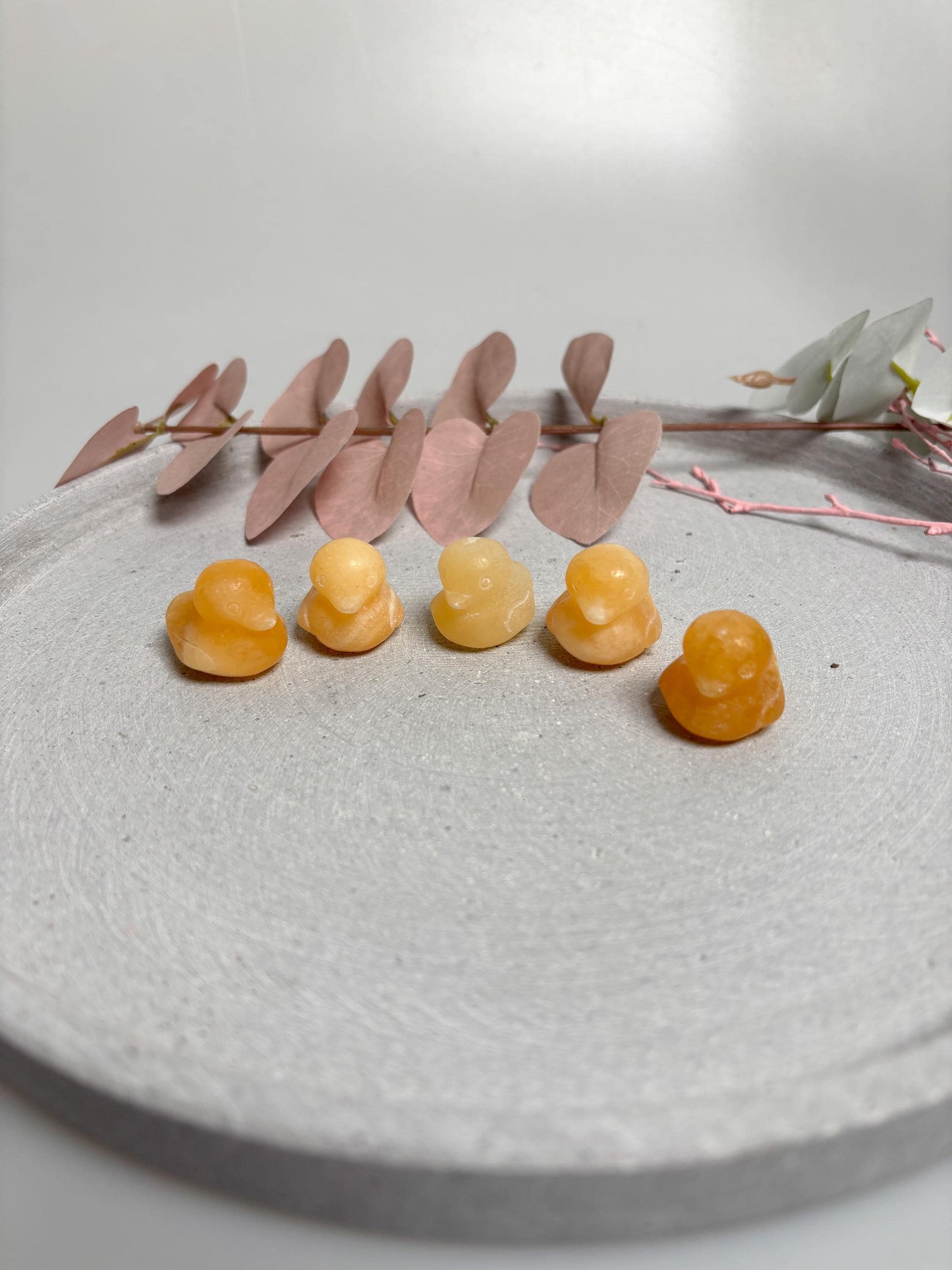 Kleines Quietscheentchen aus gelbem Calcit 2,2×2,7×2,2cm Glücksbringer Edelsteinfigur Kristall Tierfigur Deko