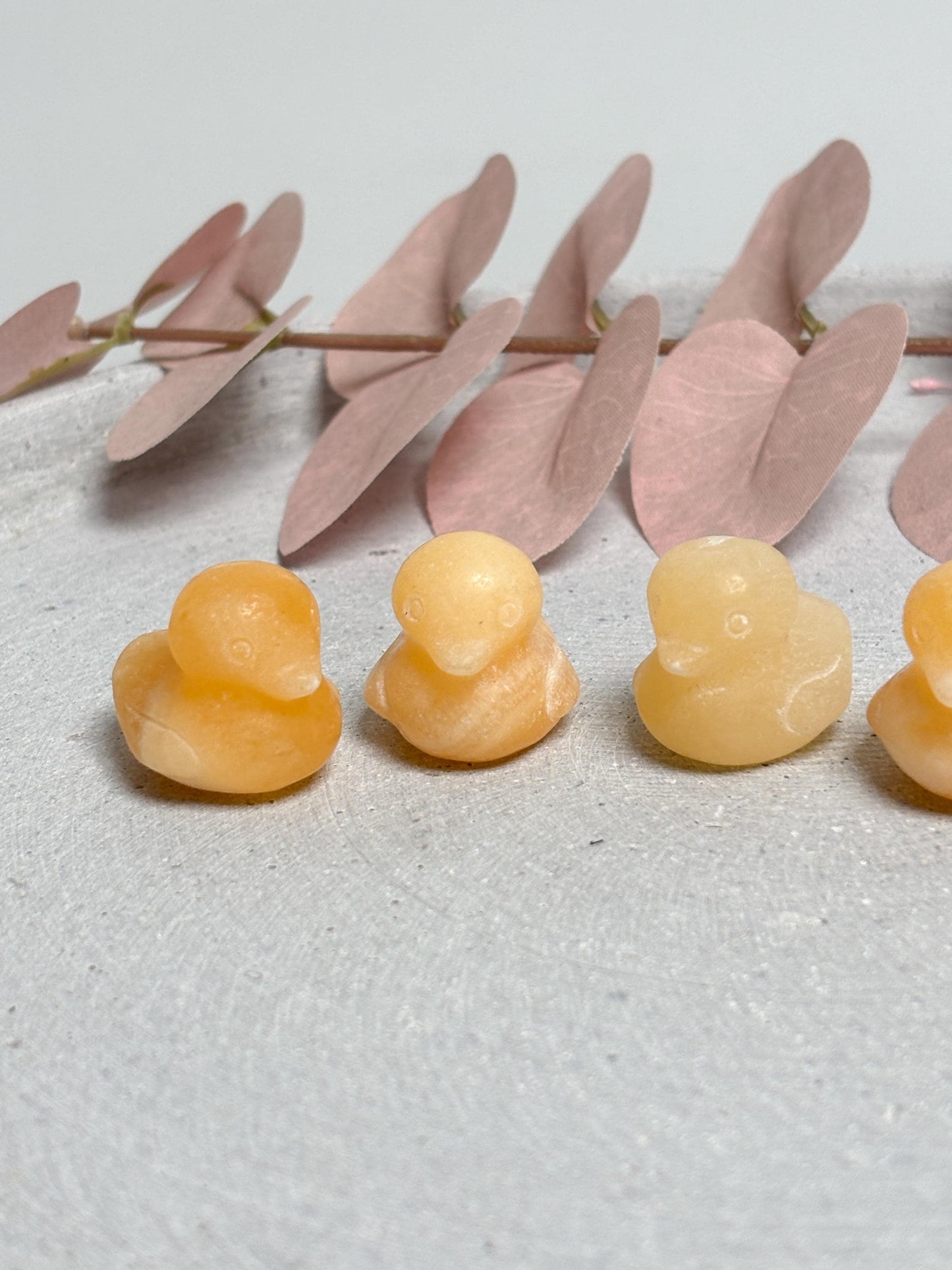 Kleines Quietscheentchen aus gelbem Calcit 2,2×2,7×2,2cm Glücksbringer Edelsteinfigur Kristall Tierfigur Deko