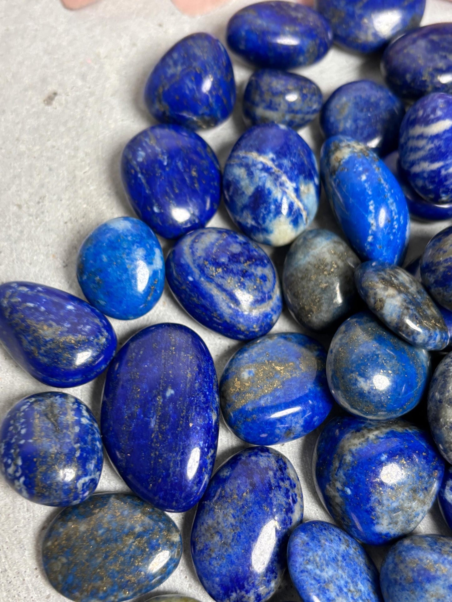 Lapislazuli Trommelstein Echter Edelstein in 2 Größen Polierter Heilstein für Meditation & Sammlung