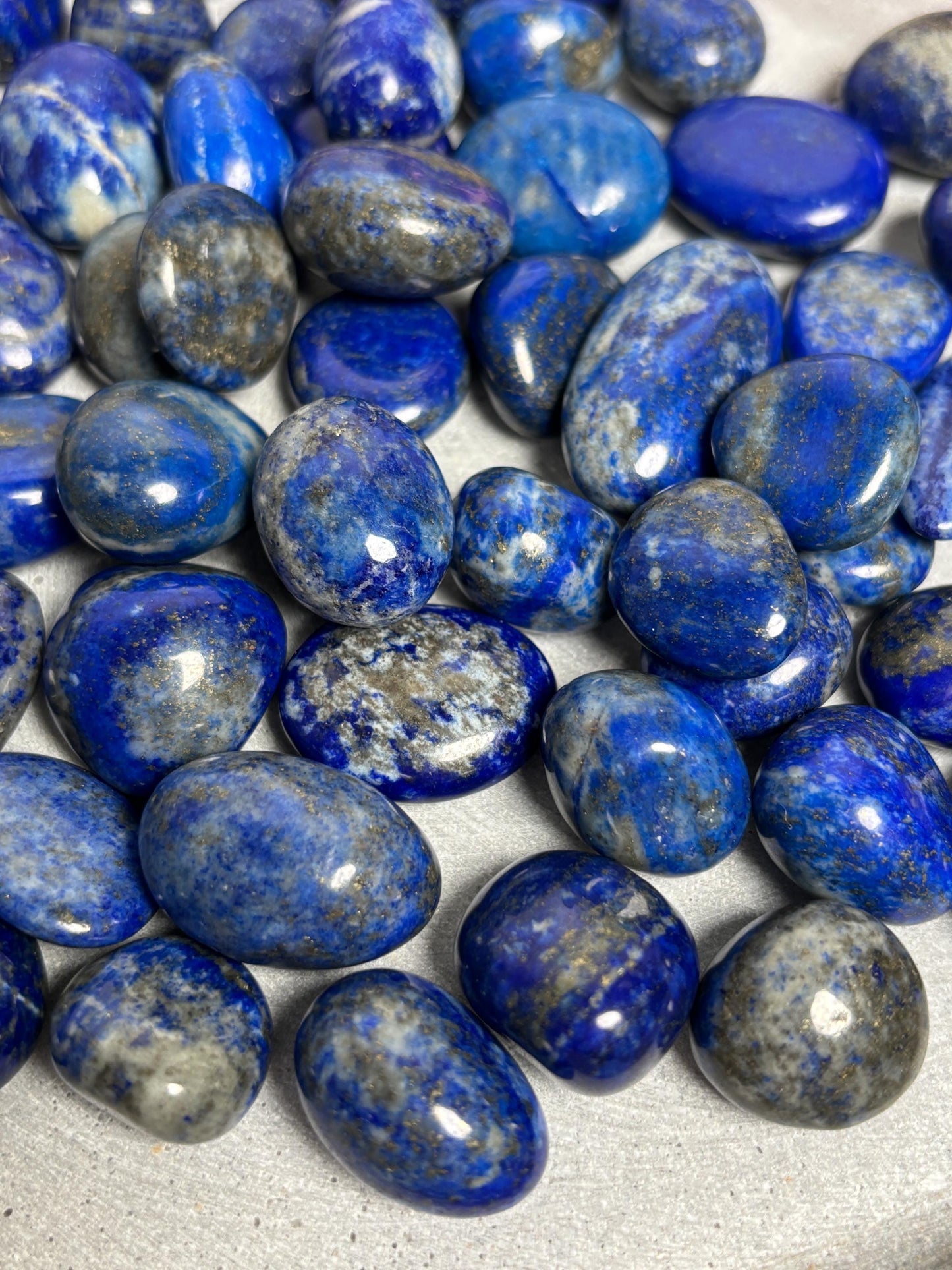Lapislazuli Trommelstein Echter Edelstein in 2 Größen Polierter Heilstein für Meditation & Sammlung