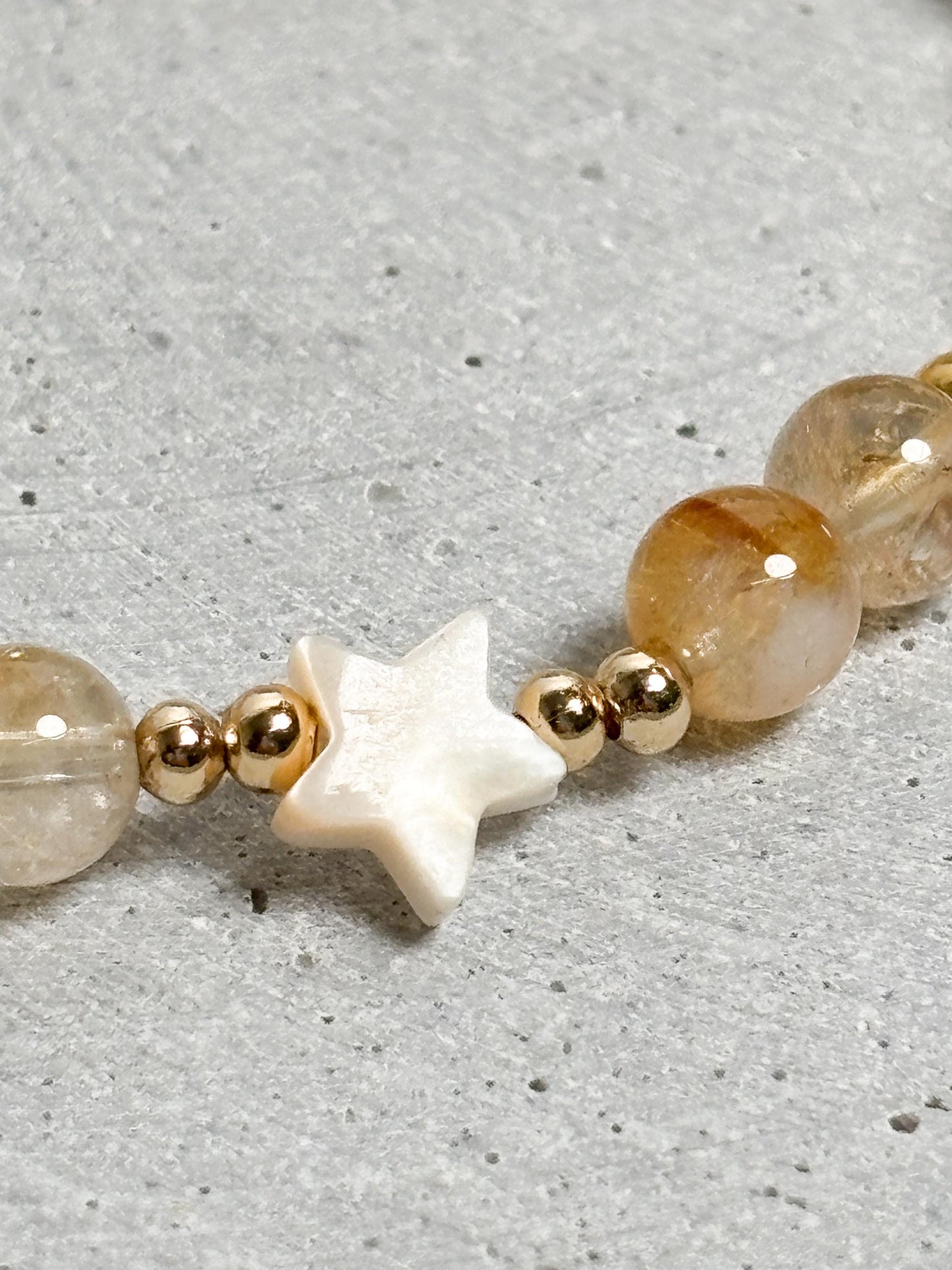 Golden Healer Armband mit Süßwasserperlen & Muschelstern 6mm Perlen, elastisch, Heilstein Schmuck, Sommerarmband, Kristallarmband Damen