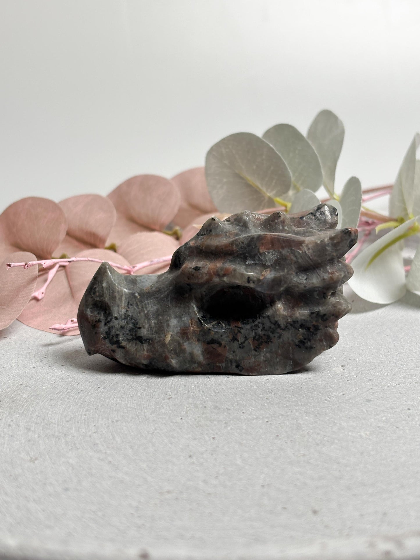 Yooperlite Drachenkopf Kristall-Carving ca. 6,9cm UV-reaktiv fluoreszierend mystischer Edelstein Drachenfigur