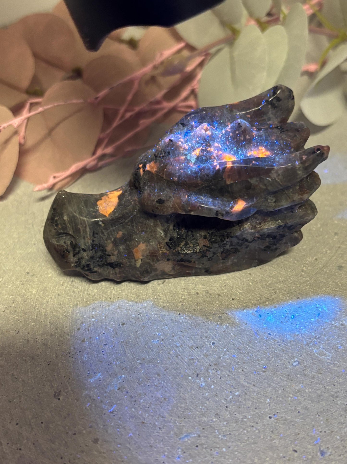 Yooperlite Drachenkopf Kristall-Carving ca. 6,9cm UV-reaktiv fluoreszierend mystischer Edelstein Drachenfigur