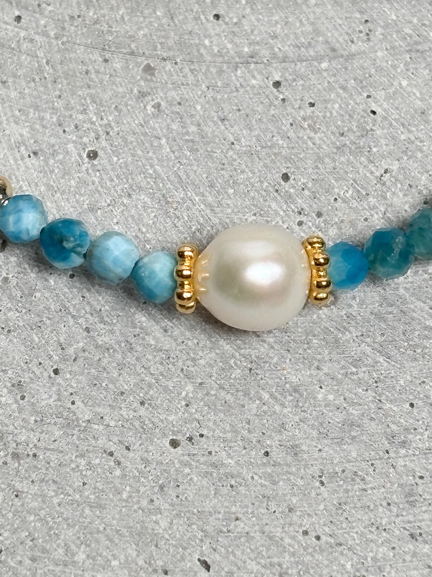 Perlenarmband mit Apatit & Süßwasserperlen 3,5mm facettiert 17,5cm + 5cm Verlängerung goldene Details Damenarmband handmade