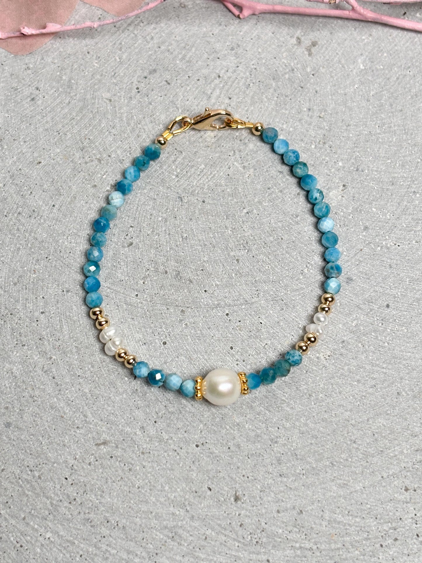 Perlenarmband mit Apatit & Süßwasserperlen 3,5mm facettiert 17,5cm + 5cm Verlängerung goldene Details Damenarmband handmade