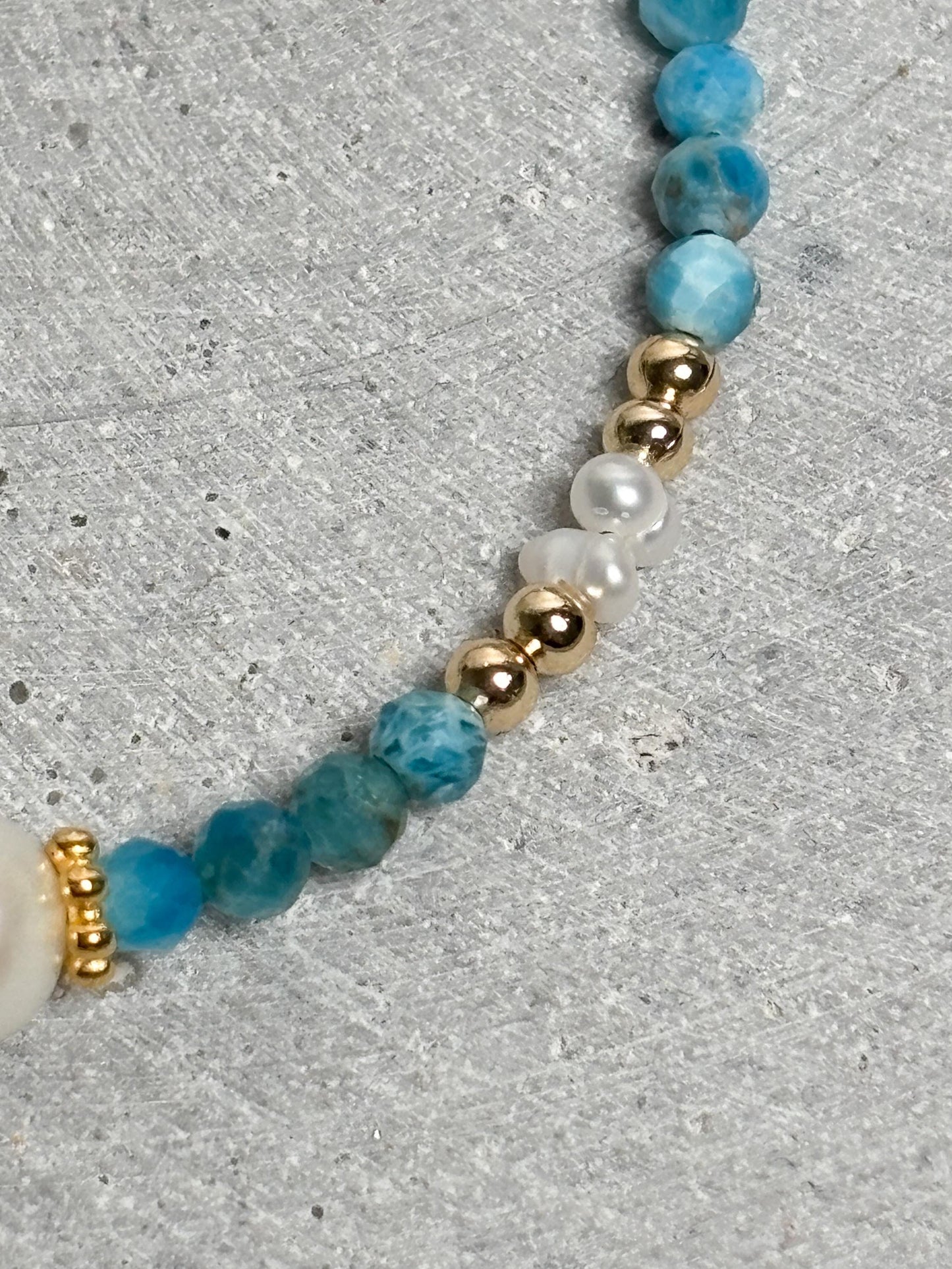 Perlenarmband mit Apatit & Süßwasserperlen 3,5mm facettiert 17,5cm + 5cm Verlängerung goldene Details Damenarmband handmade